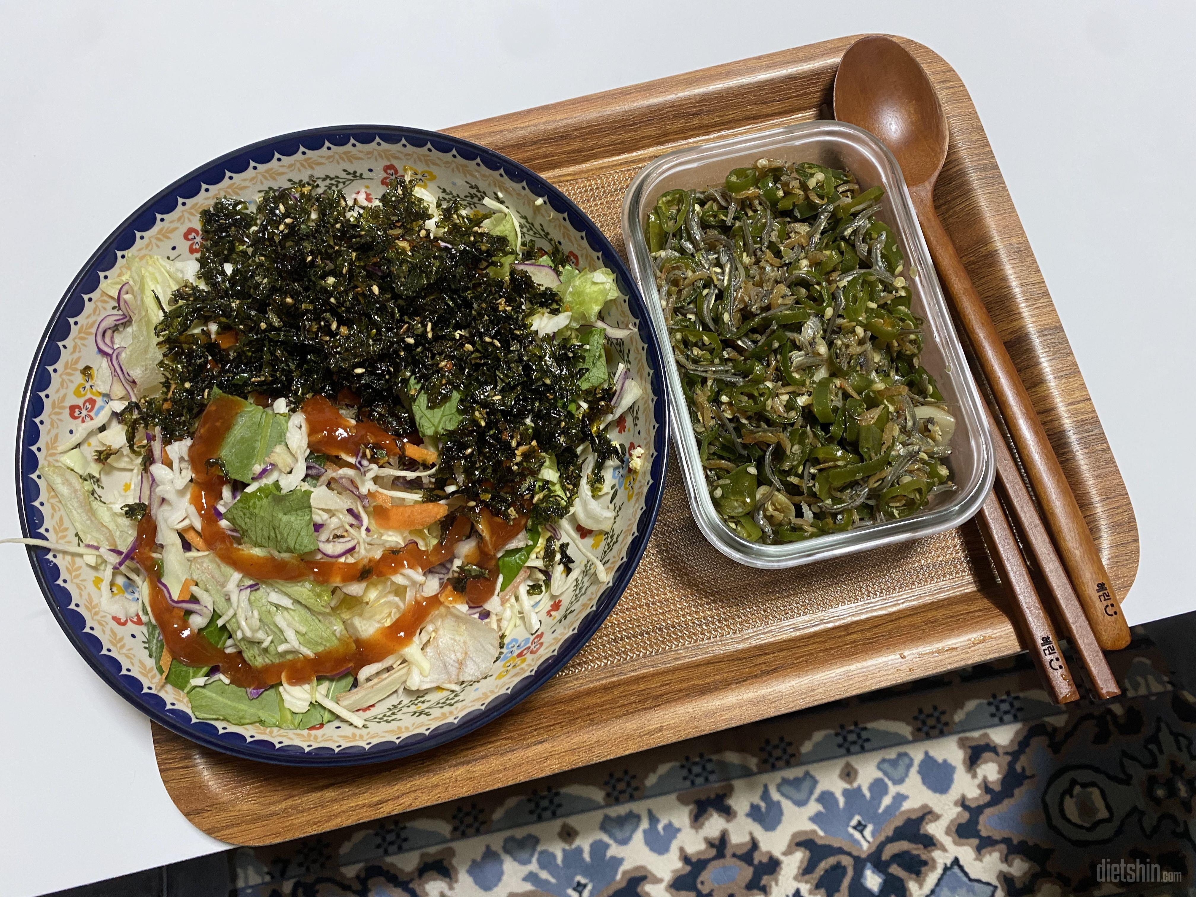 밥이랑 김이랑 야채랑 먹어요 존맛