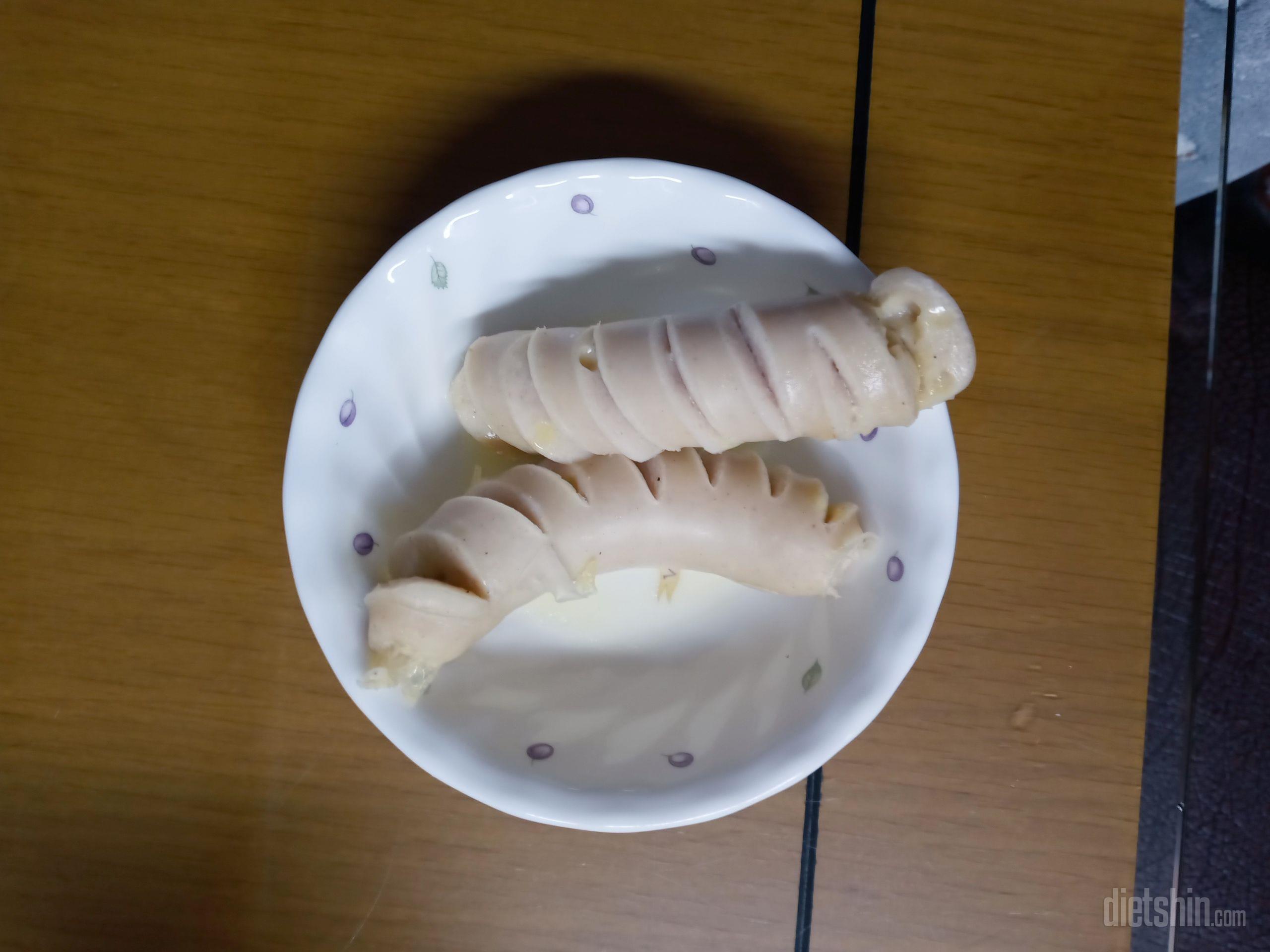 허닭에서 최애는 소시지랑 함박치즈인데