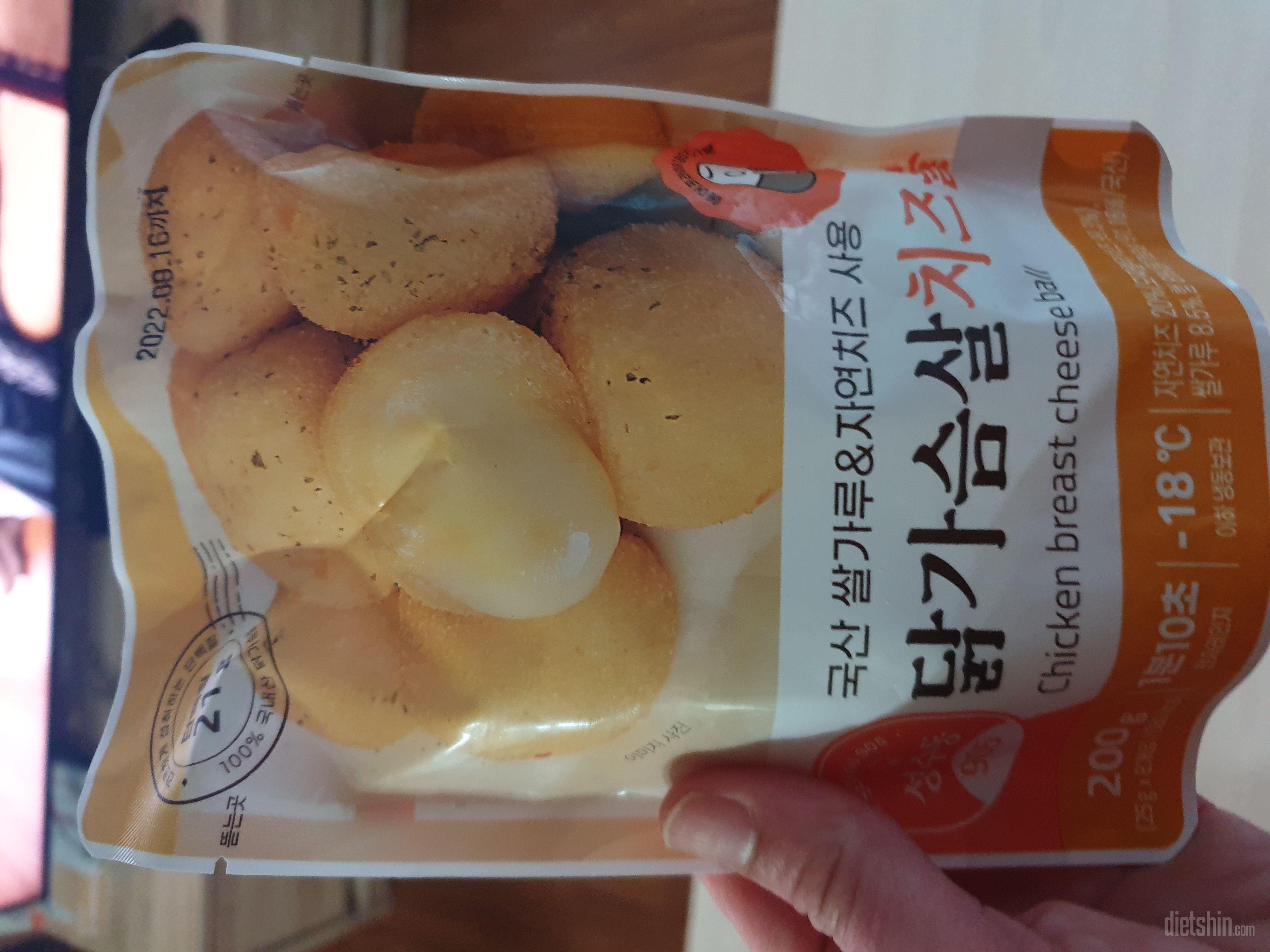 왠만한 치즈볼보다 담백하고 치즈도 많