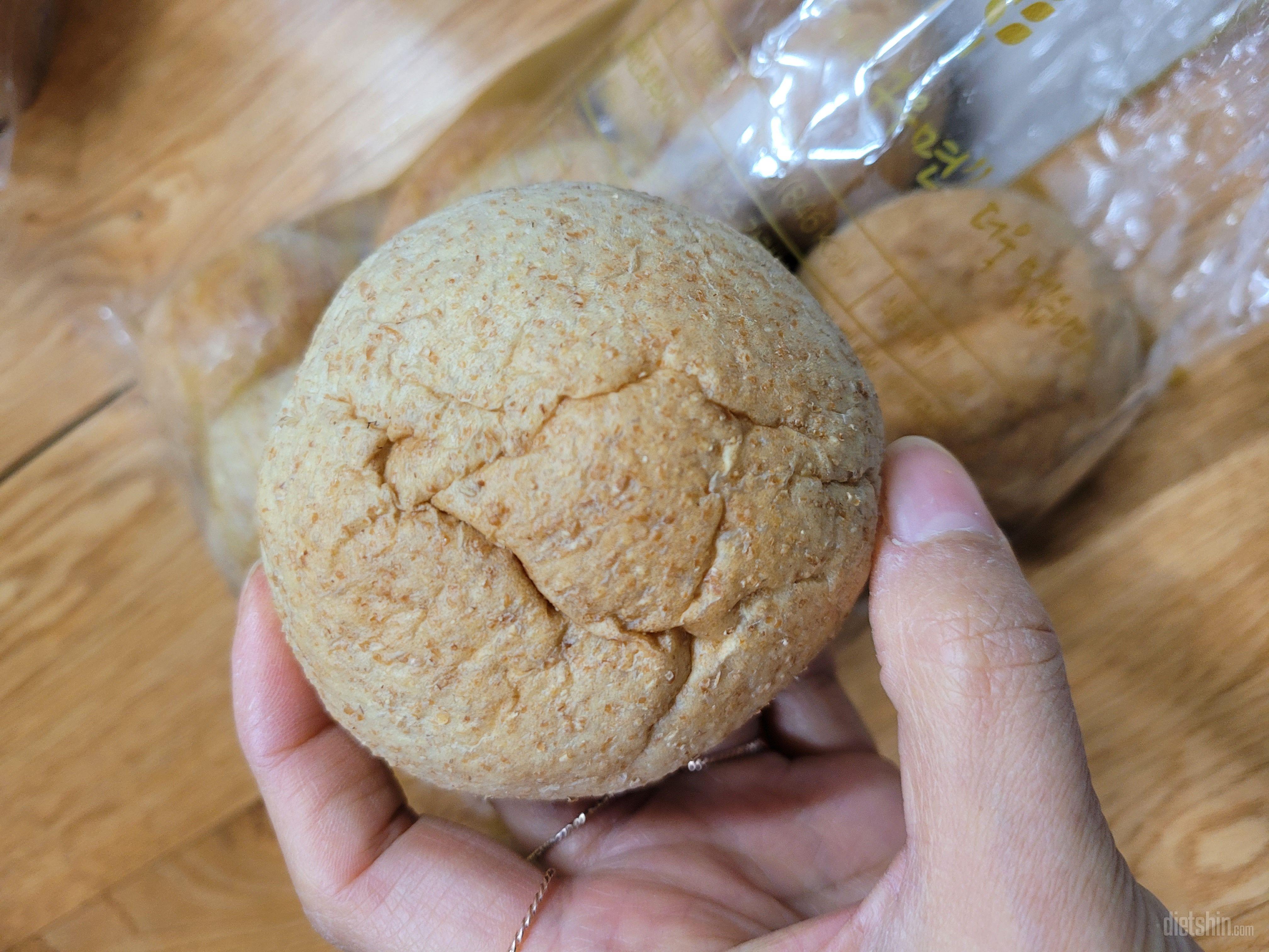 이거 맛있어요~~

통밀빵이라고