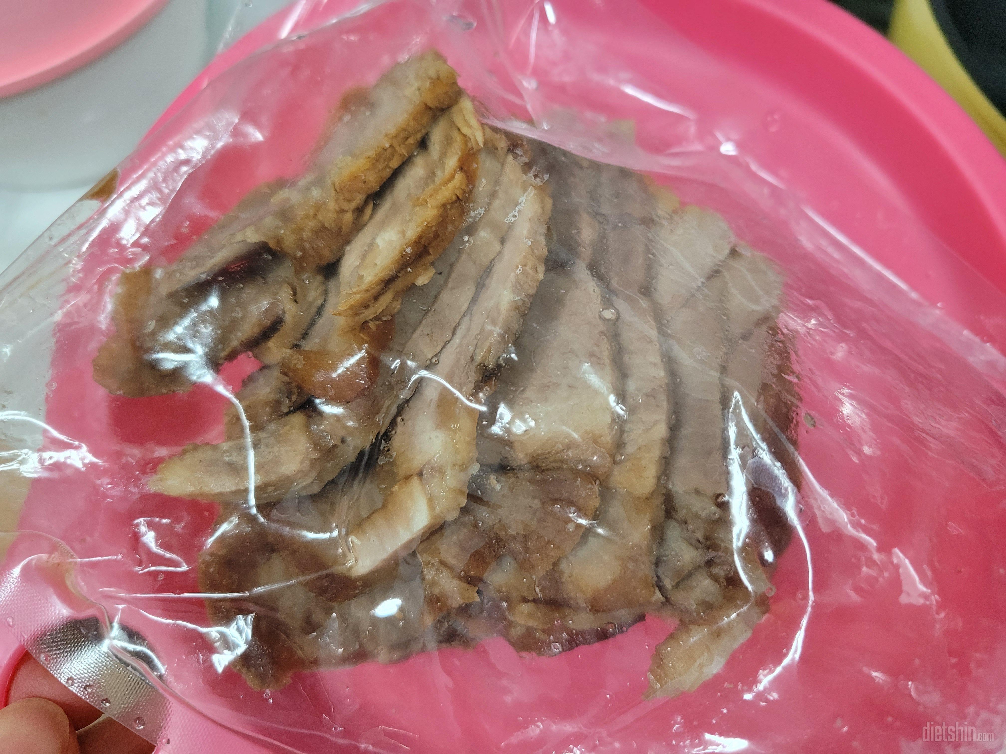 오~~  맛있네요
냉동상태의 족발을