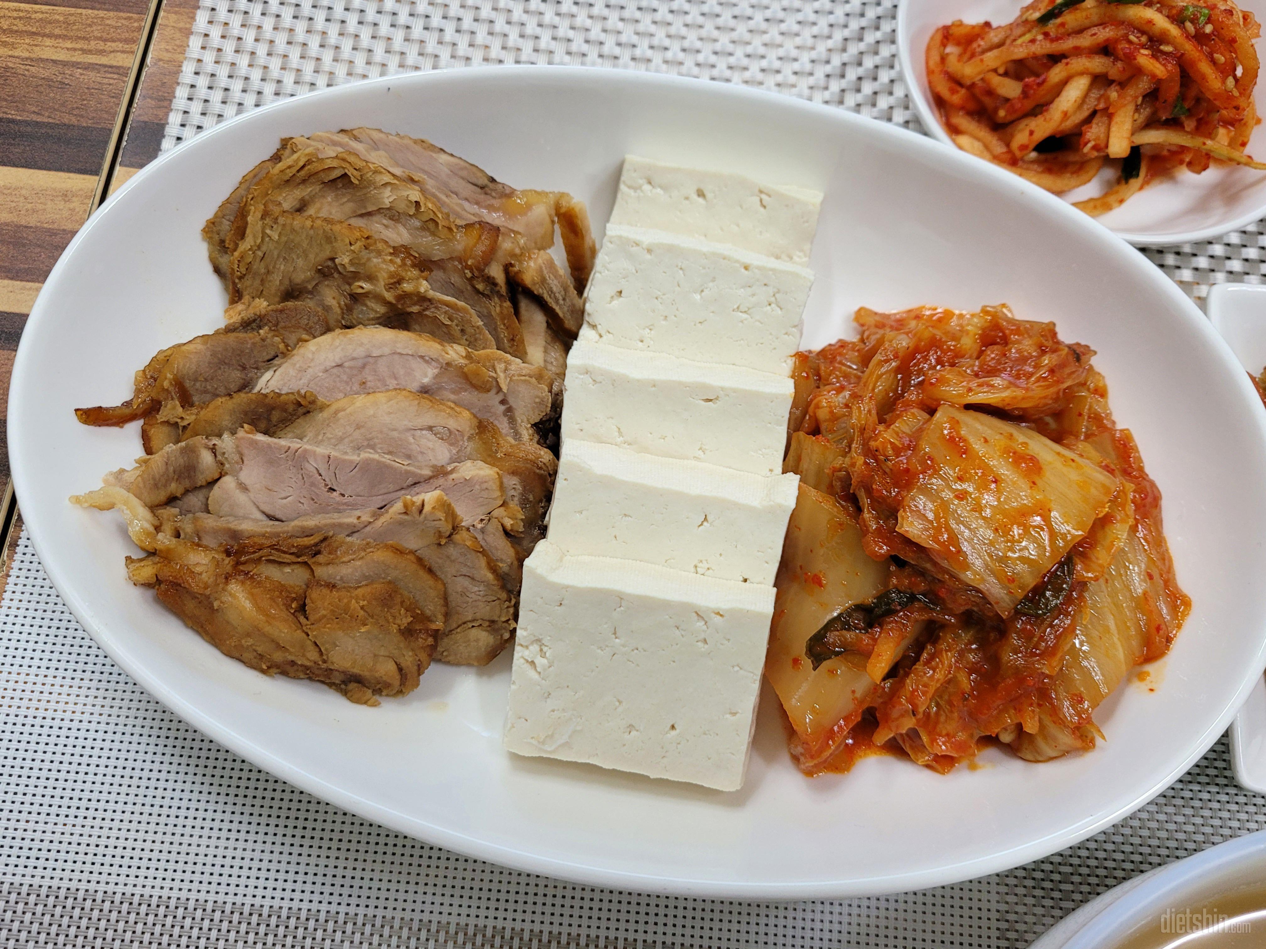 오~~  맛있네요
냉동상태의 족발을