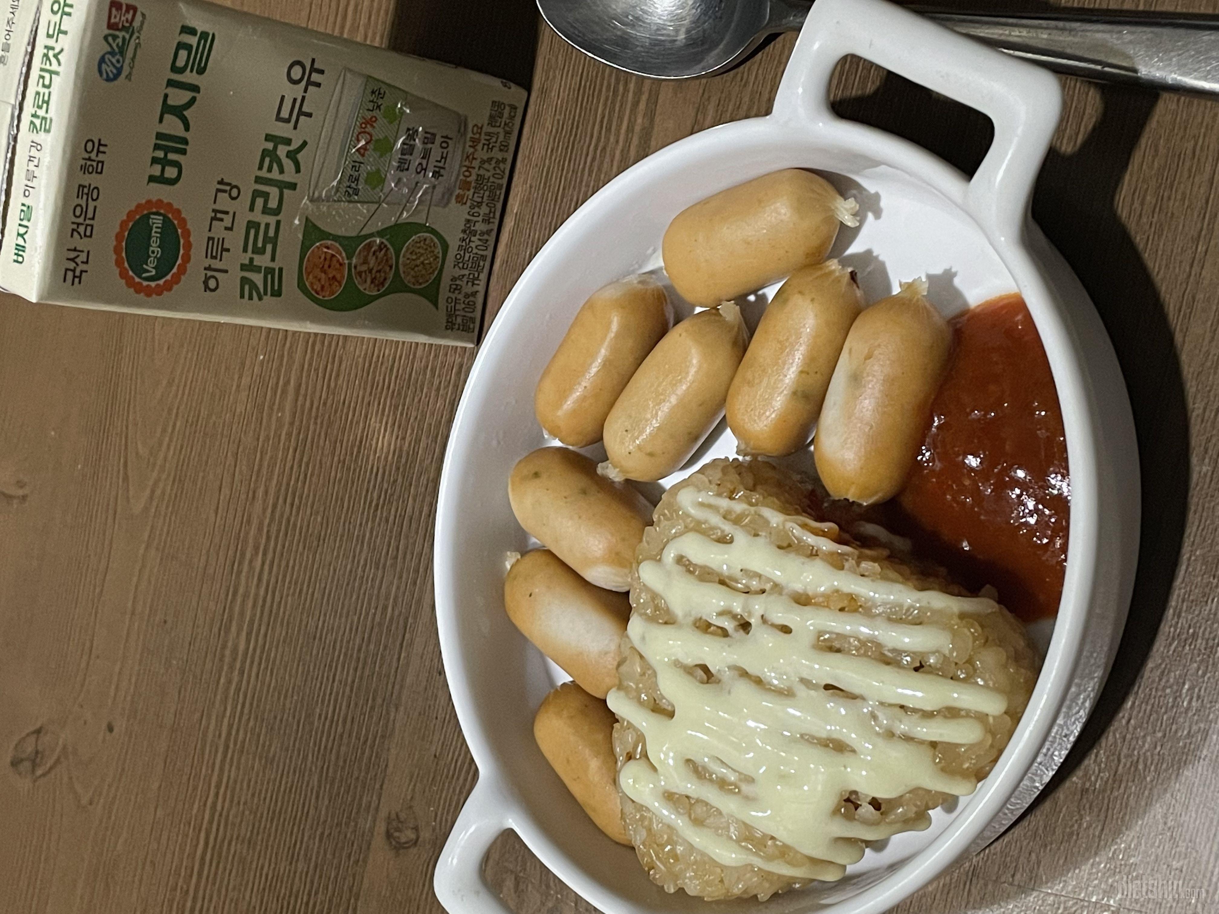 양은 좀 적어서 닭가슴살이나 소시지랑