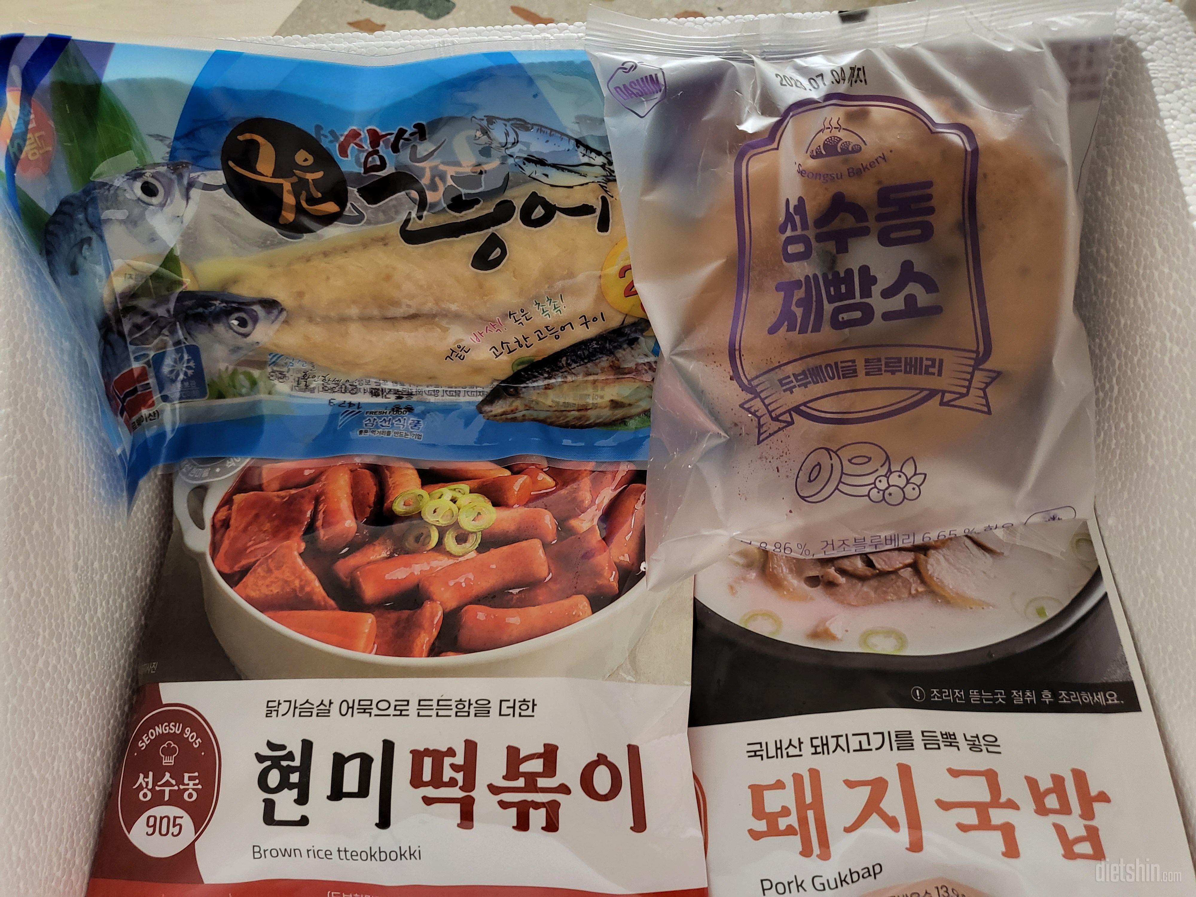 꾸준히 잘 먹고 있어요. 두부라 단백