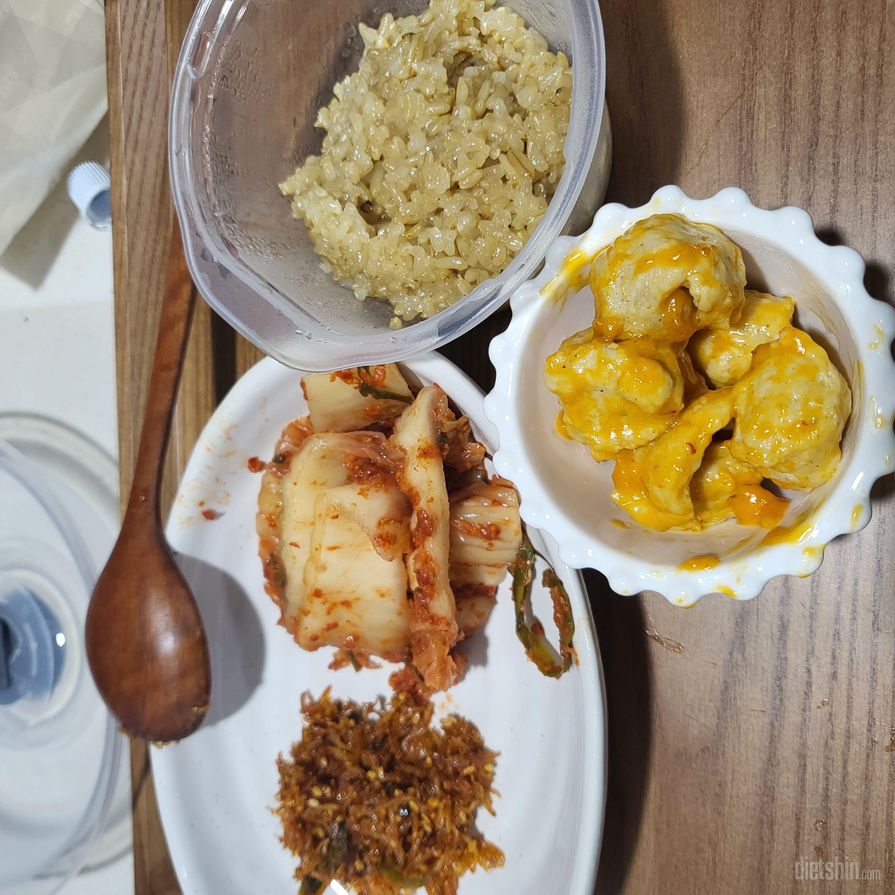소스에 버무려져잇어서 더 맛잇게 먹엇