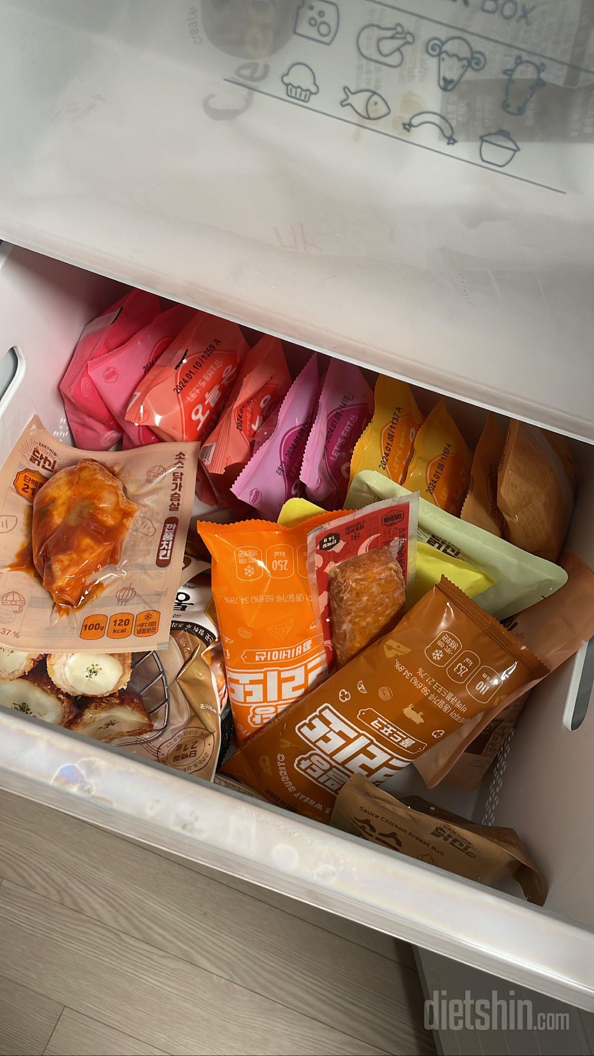 골고루 시켜봣어요
오징어만두 매워요