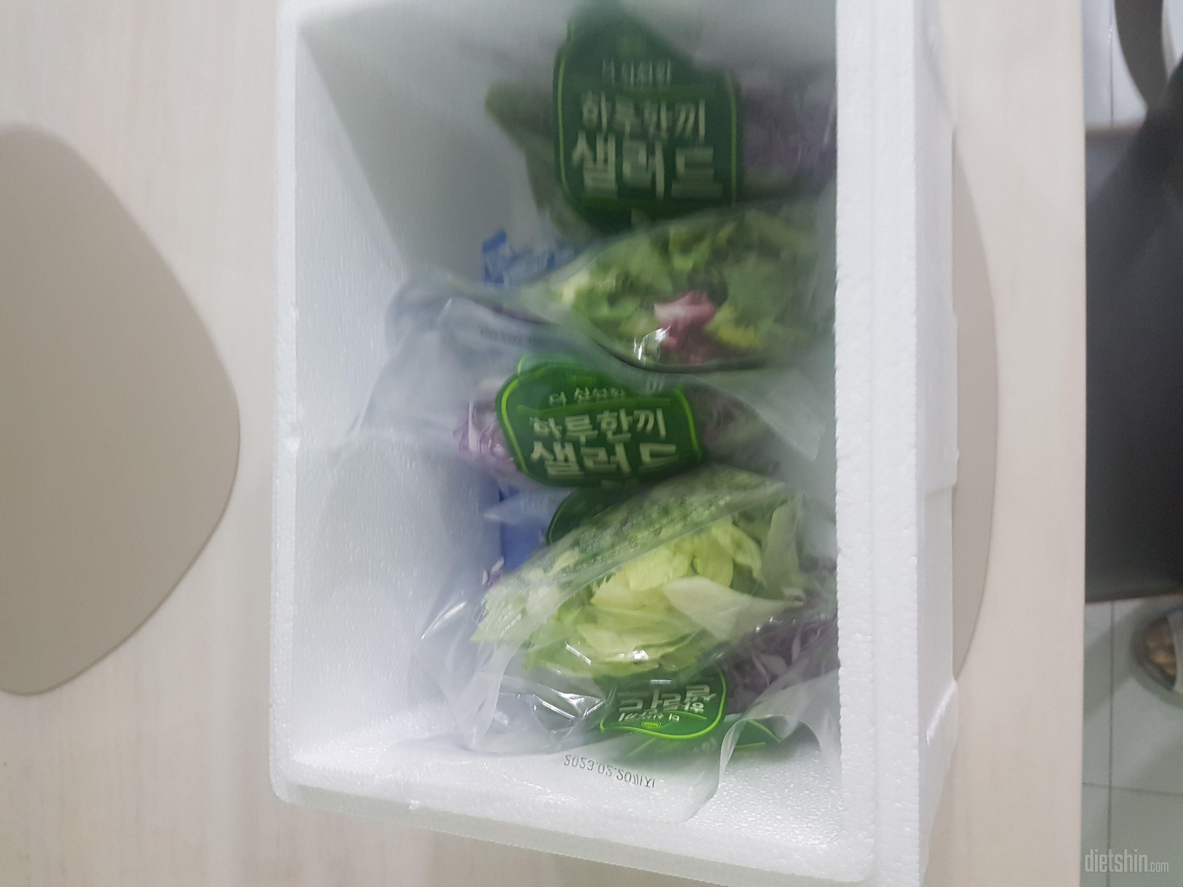 매번 믿고 주문해 먹고 있는 샐러드에
