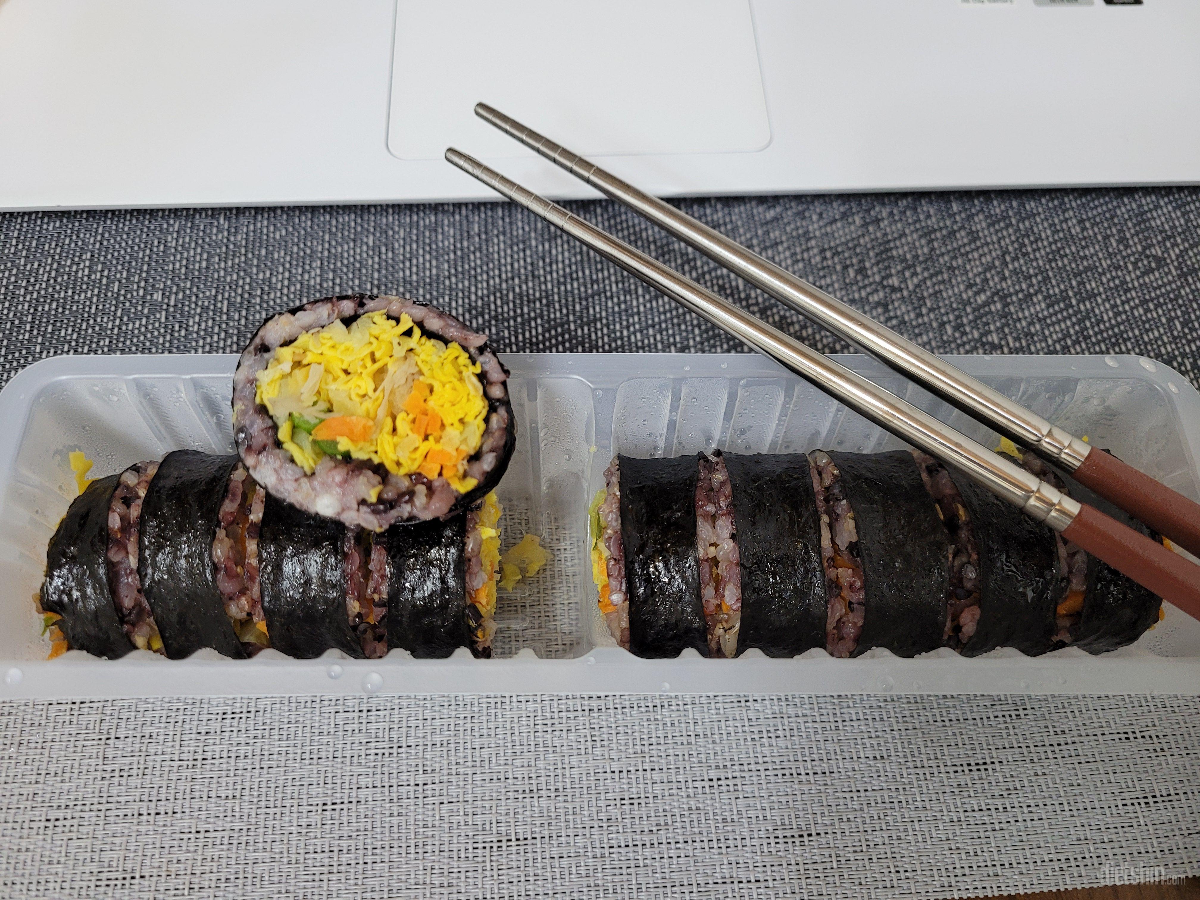 김밥이 그닥 굵지는 읺은데, 맛도 딱