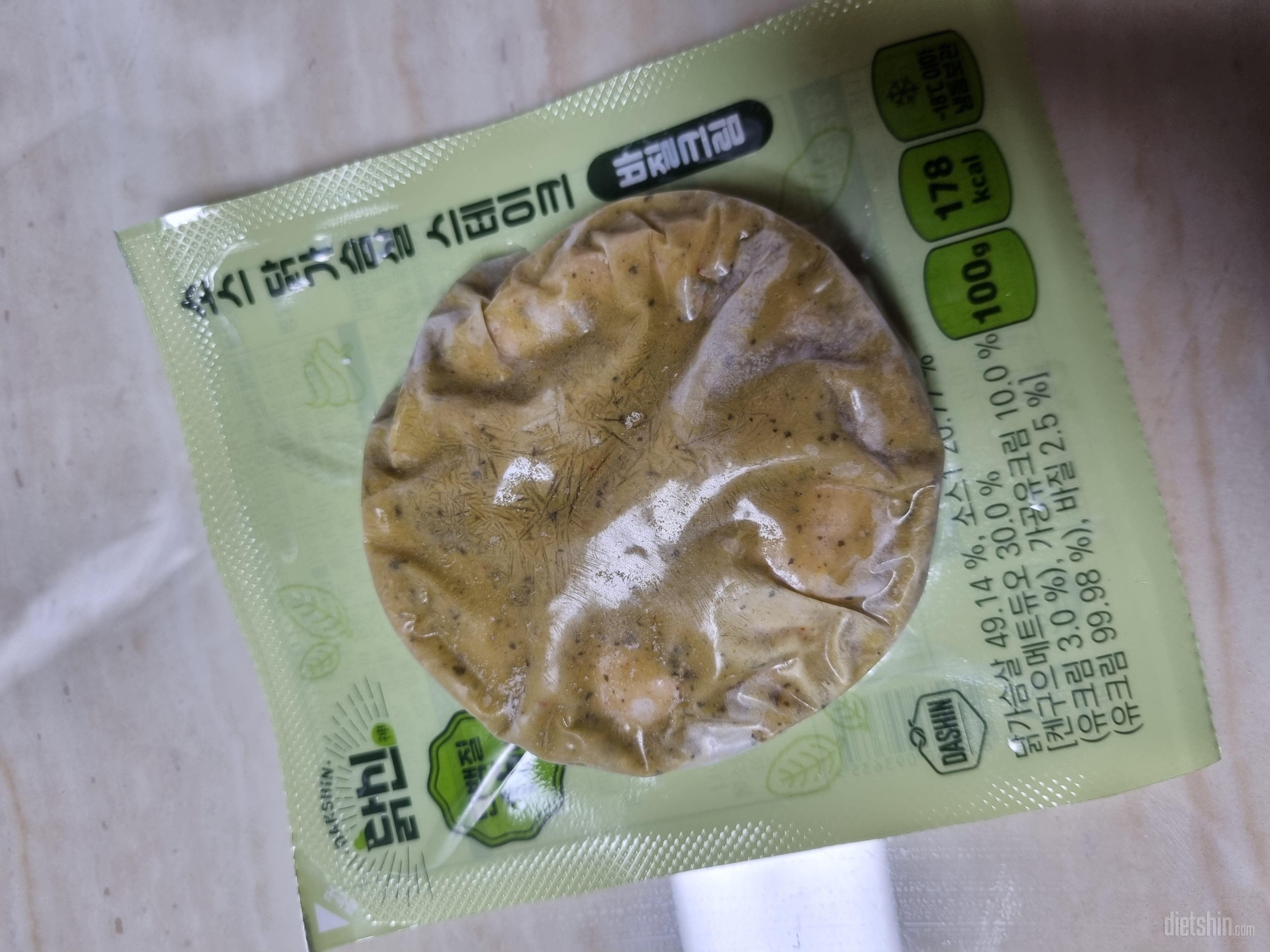소스도 맛있고 닭도 촉촉하고 부드러워