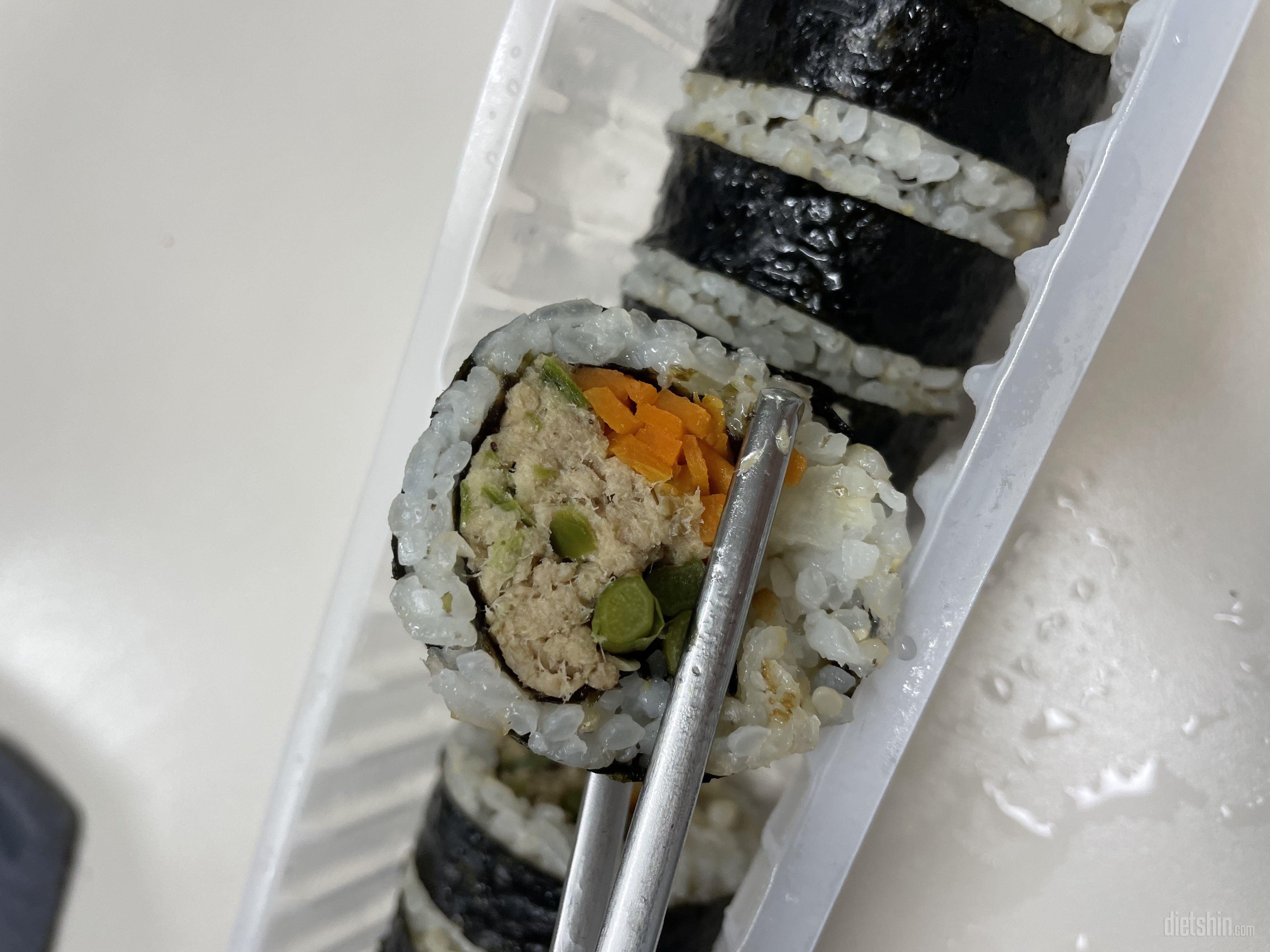 편의점 김밥 맛이에요. 땡초가 있어서