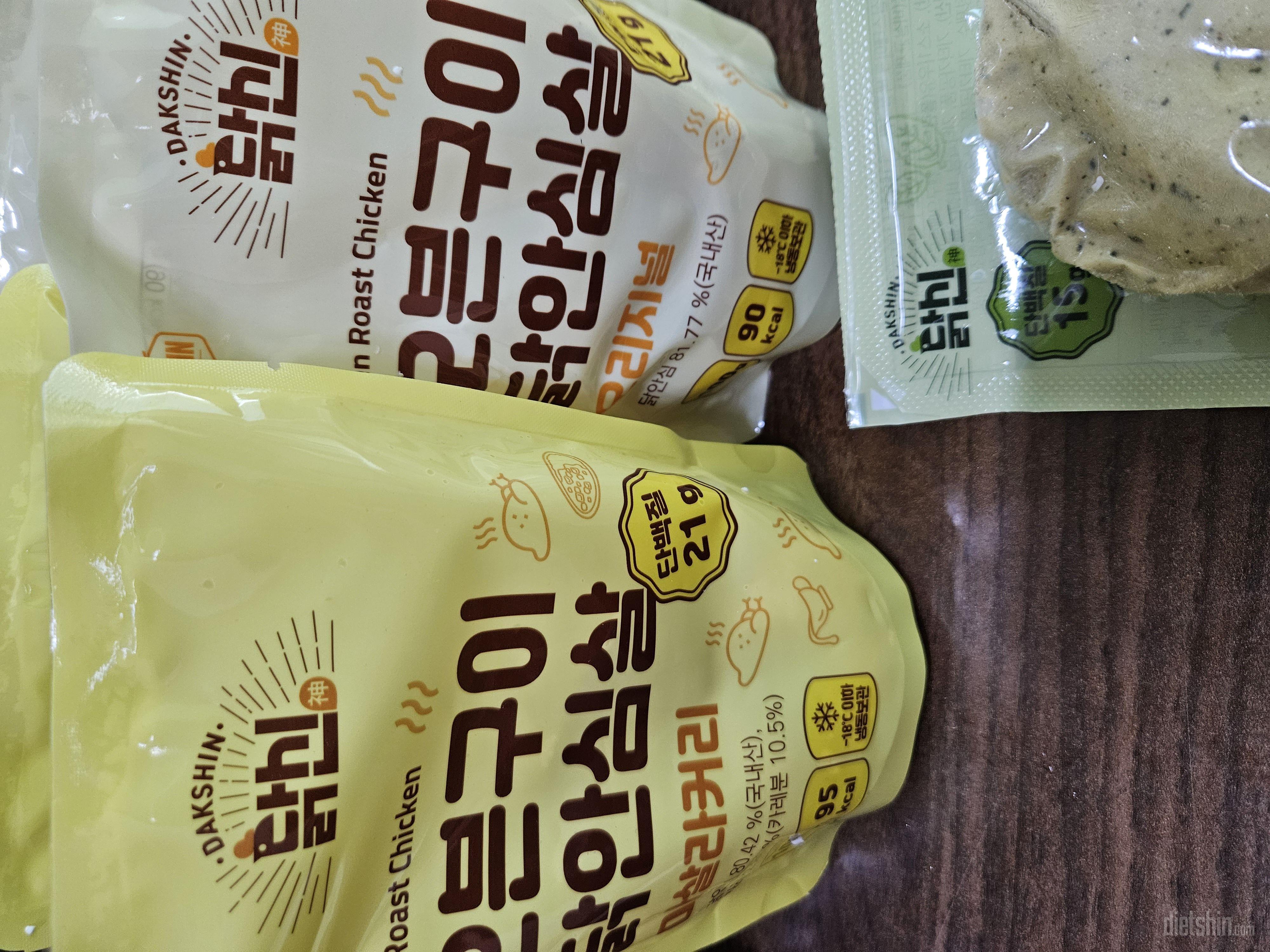 맛있어요 ㅠ 냄새도 좋은가 옆에서 냥