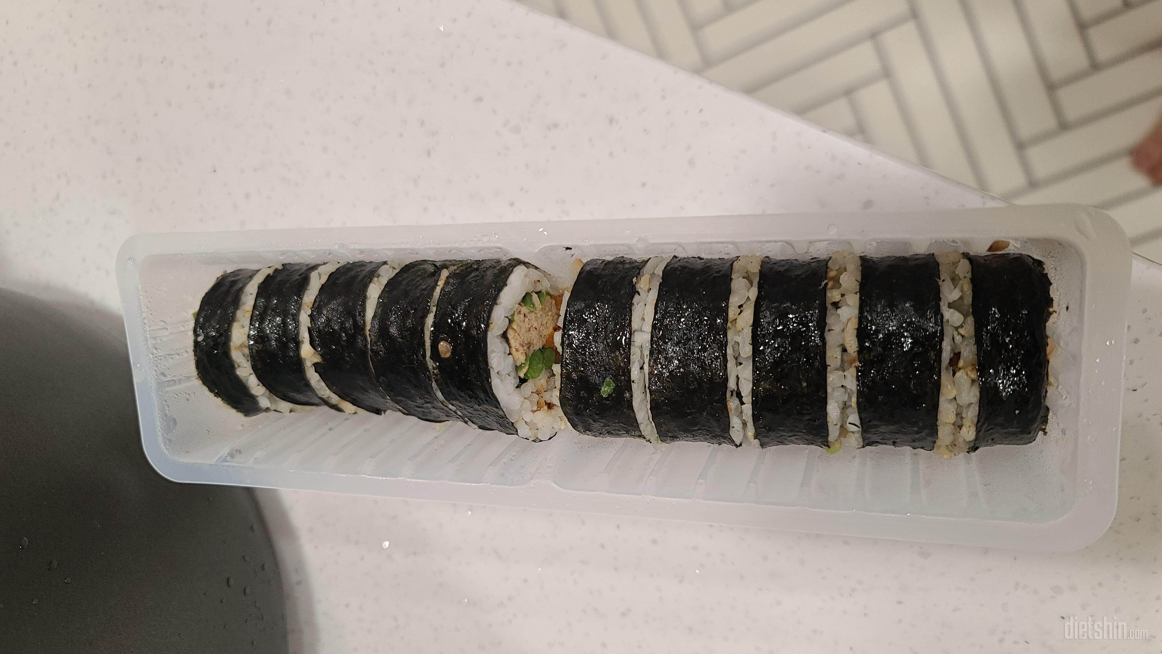 냉동김밥을 처음먹어 봤는데 너무 맛있