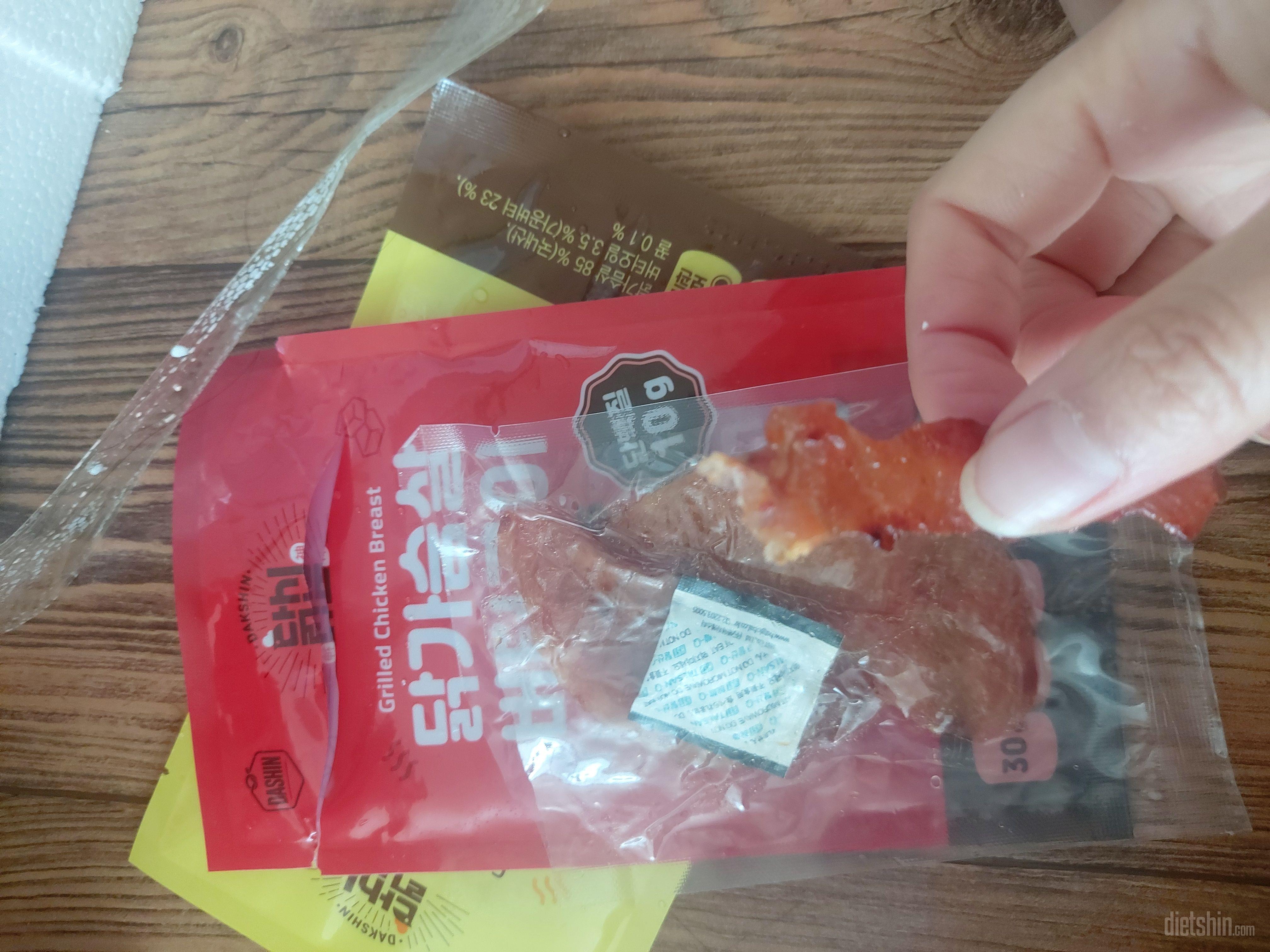 맛있어요  그 닭가슴살칩이 쫄깃한식감