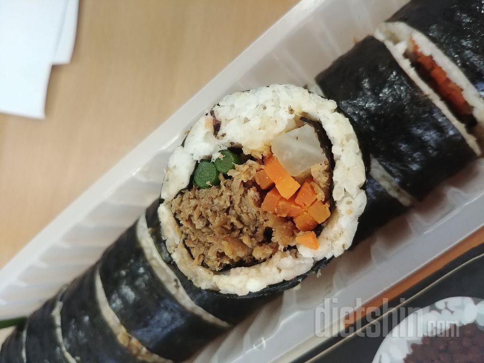 기본 평범한 김밥 1줄의 양과 비슷하
