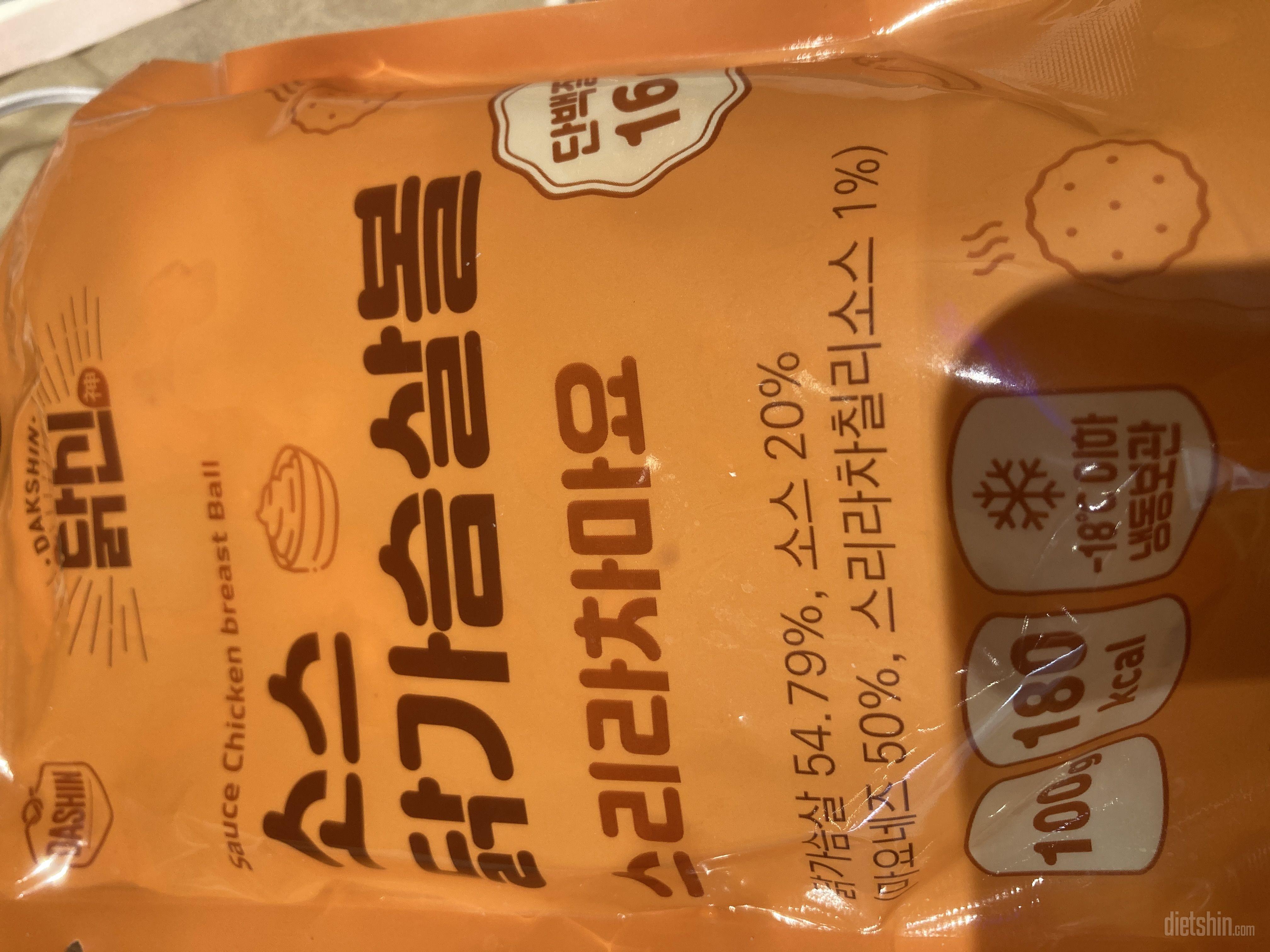 소스랑 샐러드랑 먹기 간편해서 여러번