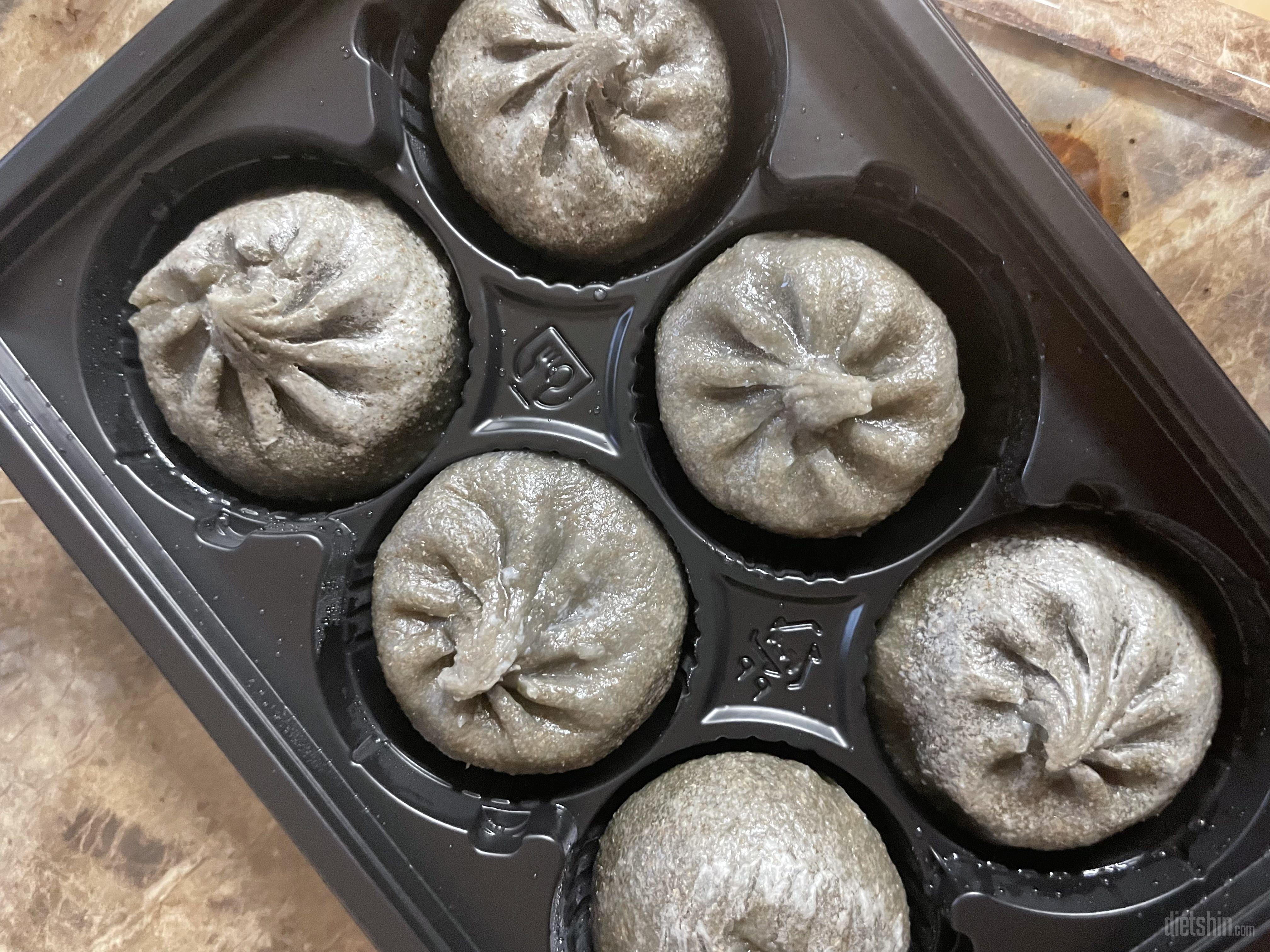 전자렌지 3분돌리니까 만두에 기름?