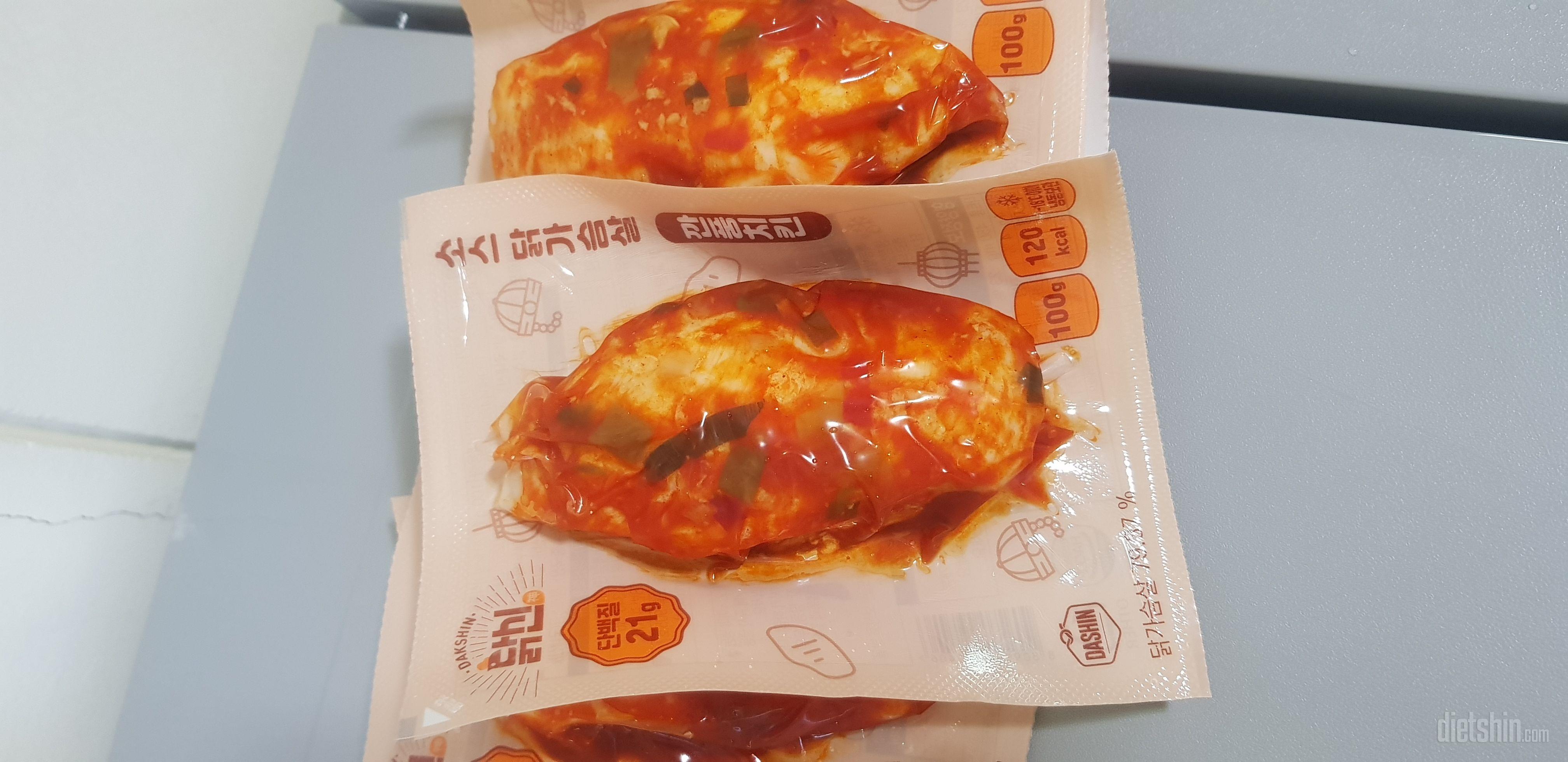 퍽퍽하지 않고 소스도 맛있어요~