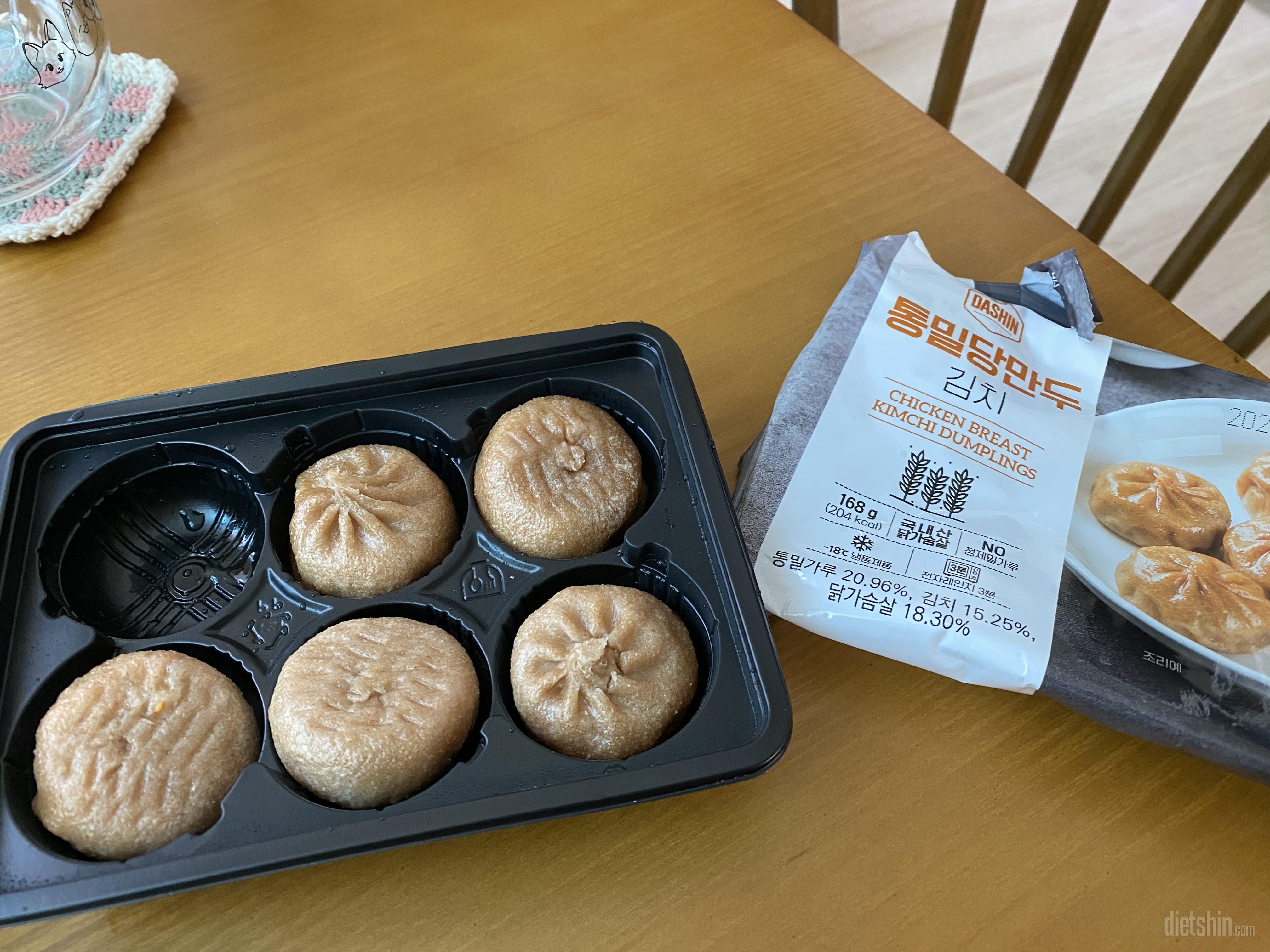 맛있어요! 만두피는 쫄깃한 느낌없고