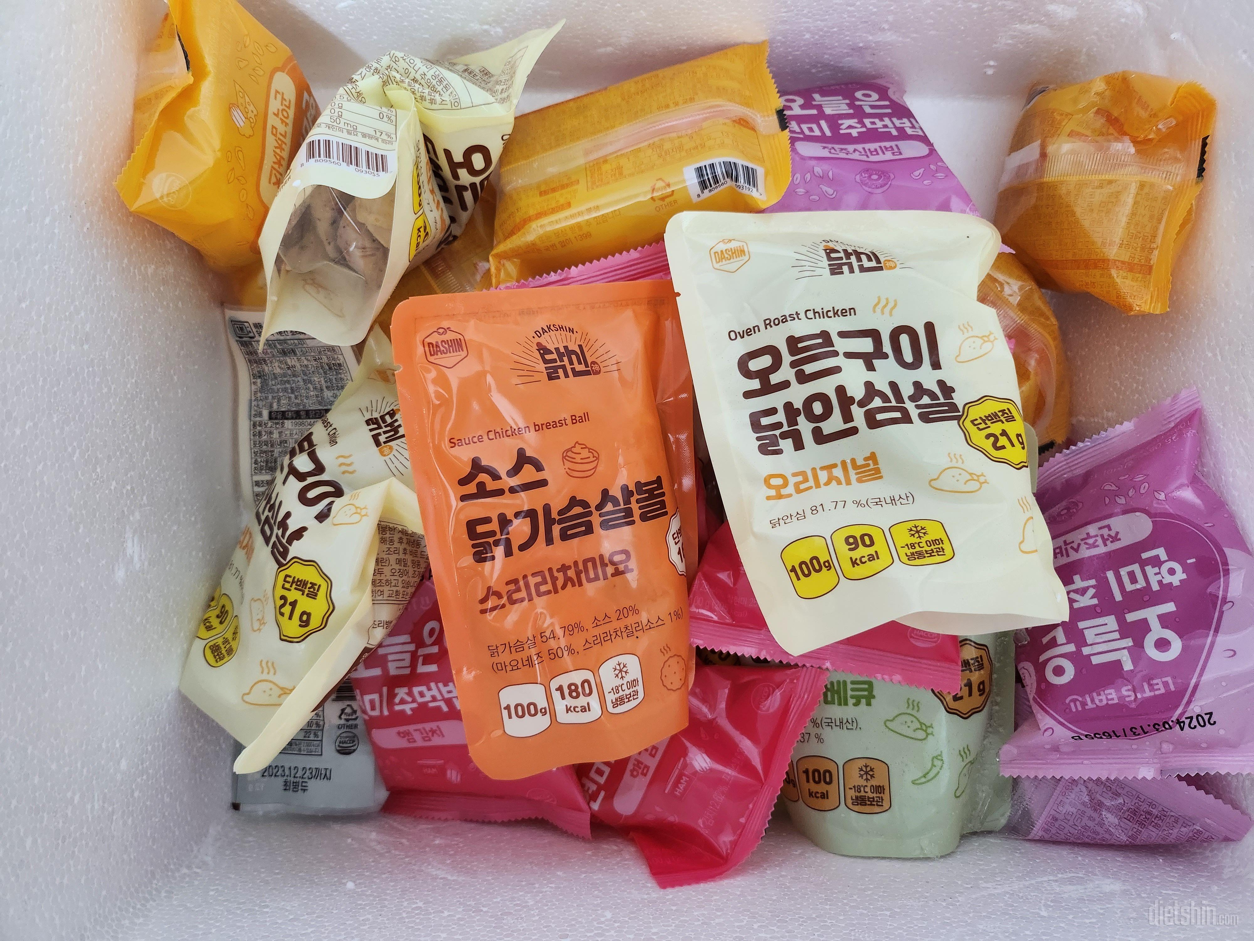 일반 닭가슴살만 먹다가 질려서 구입해
