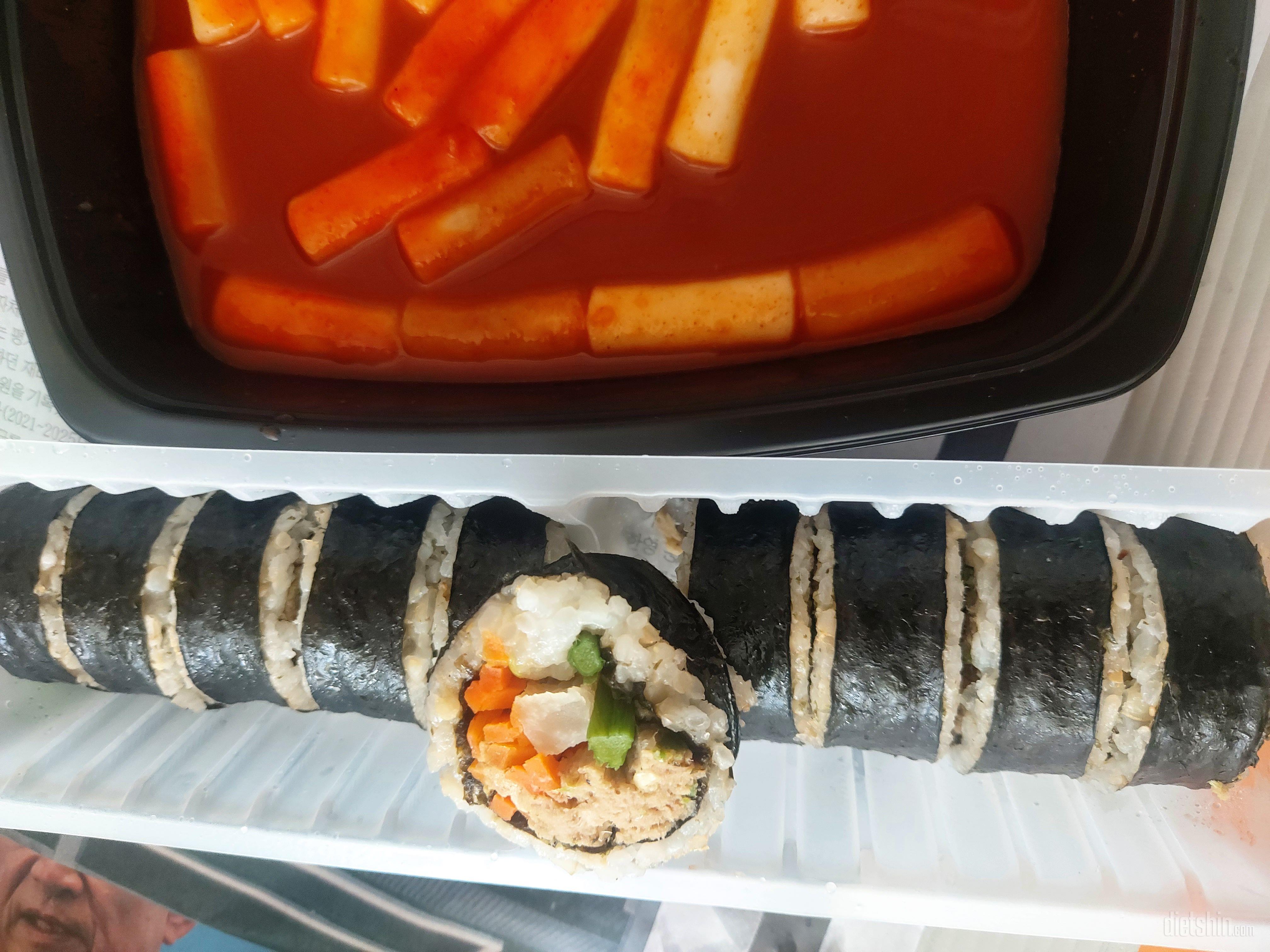 떡볶이랑 먹었어요!
김밥만 먹기엔