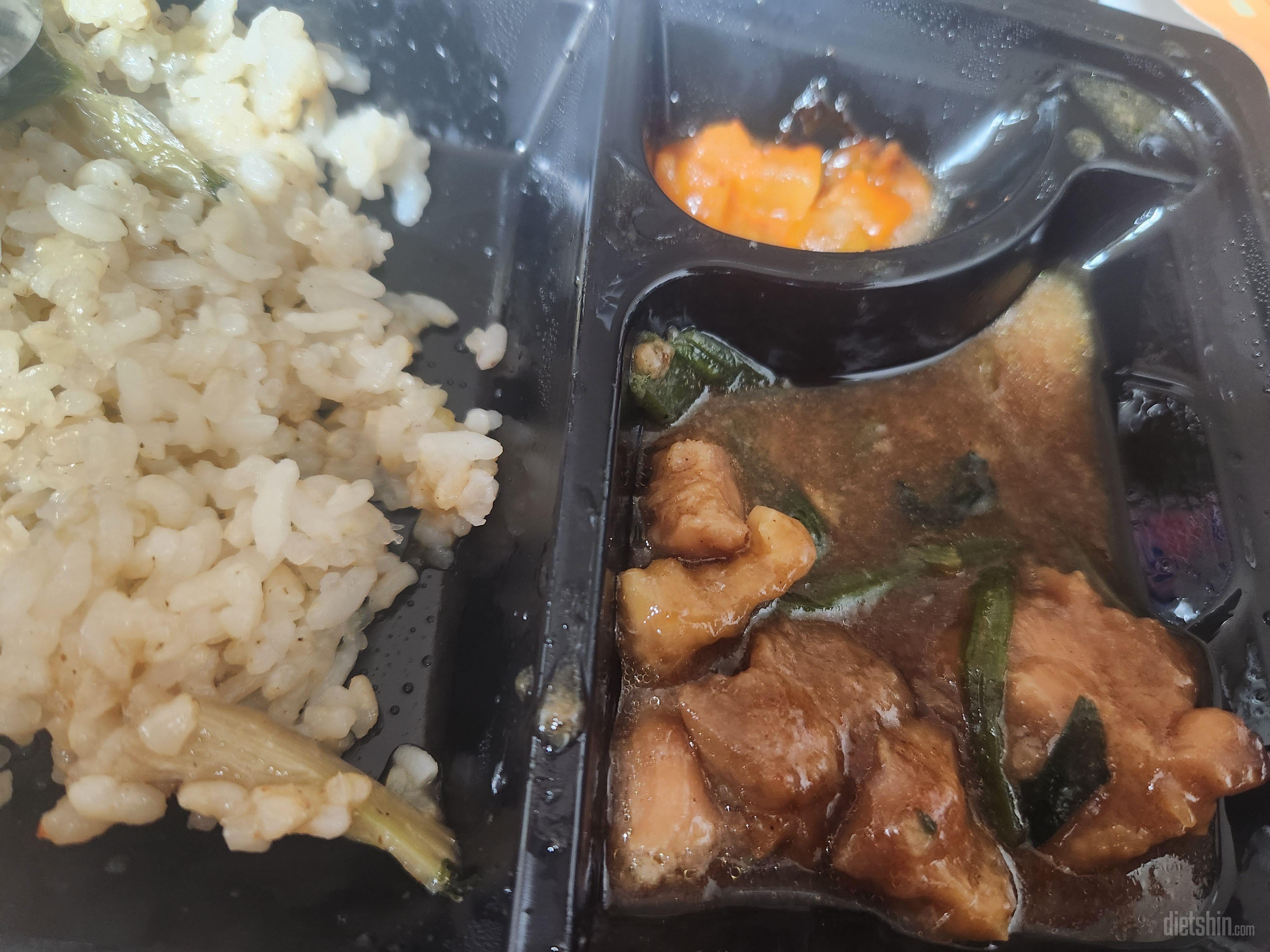 간이 짭짤해요 근데 맛있고 좋아요 칼