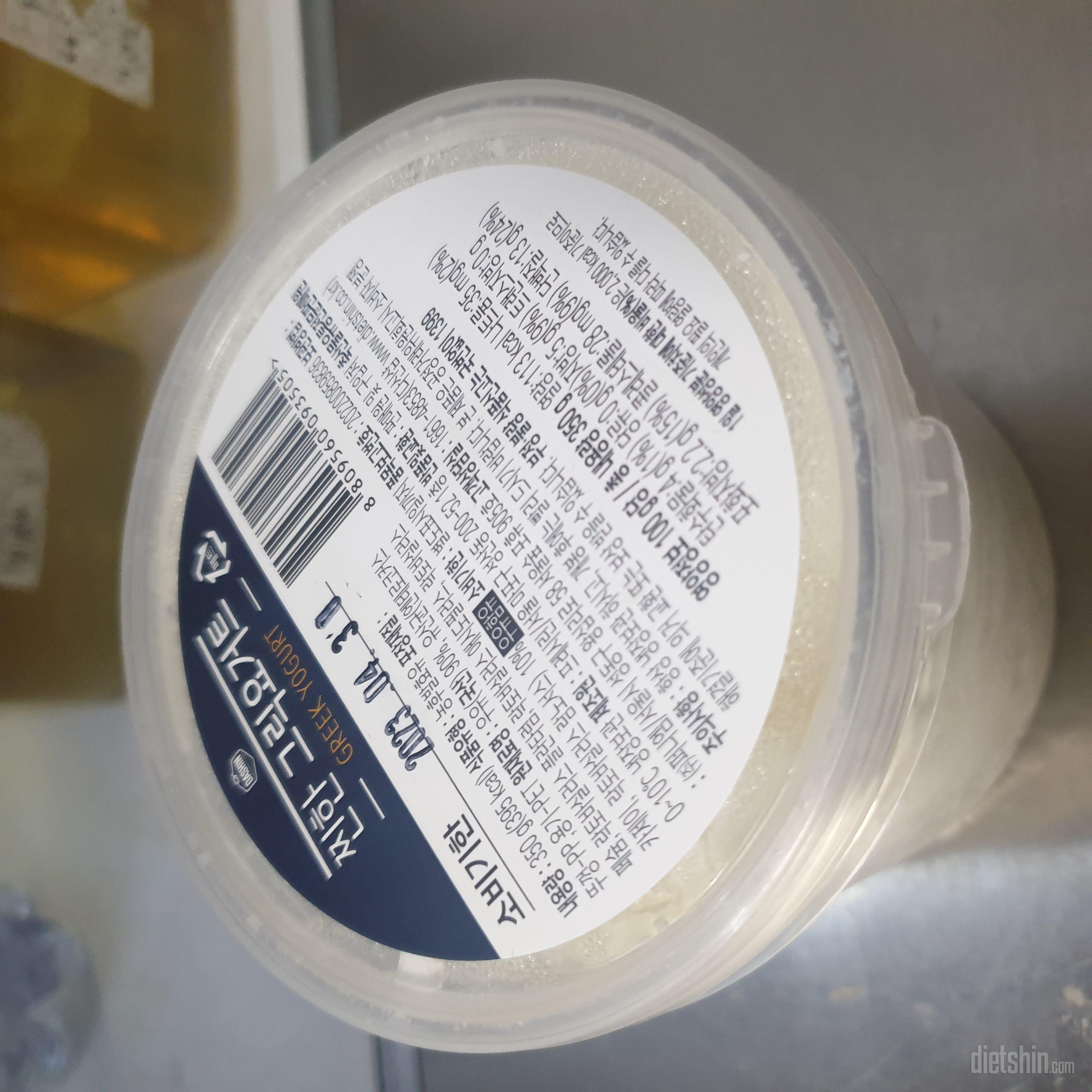토스트 비스켓에 잼이랑 같이 발라 먹