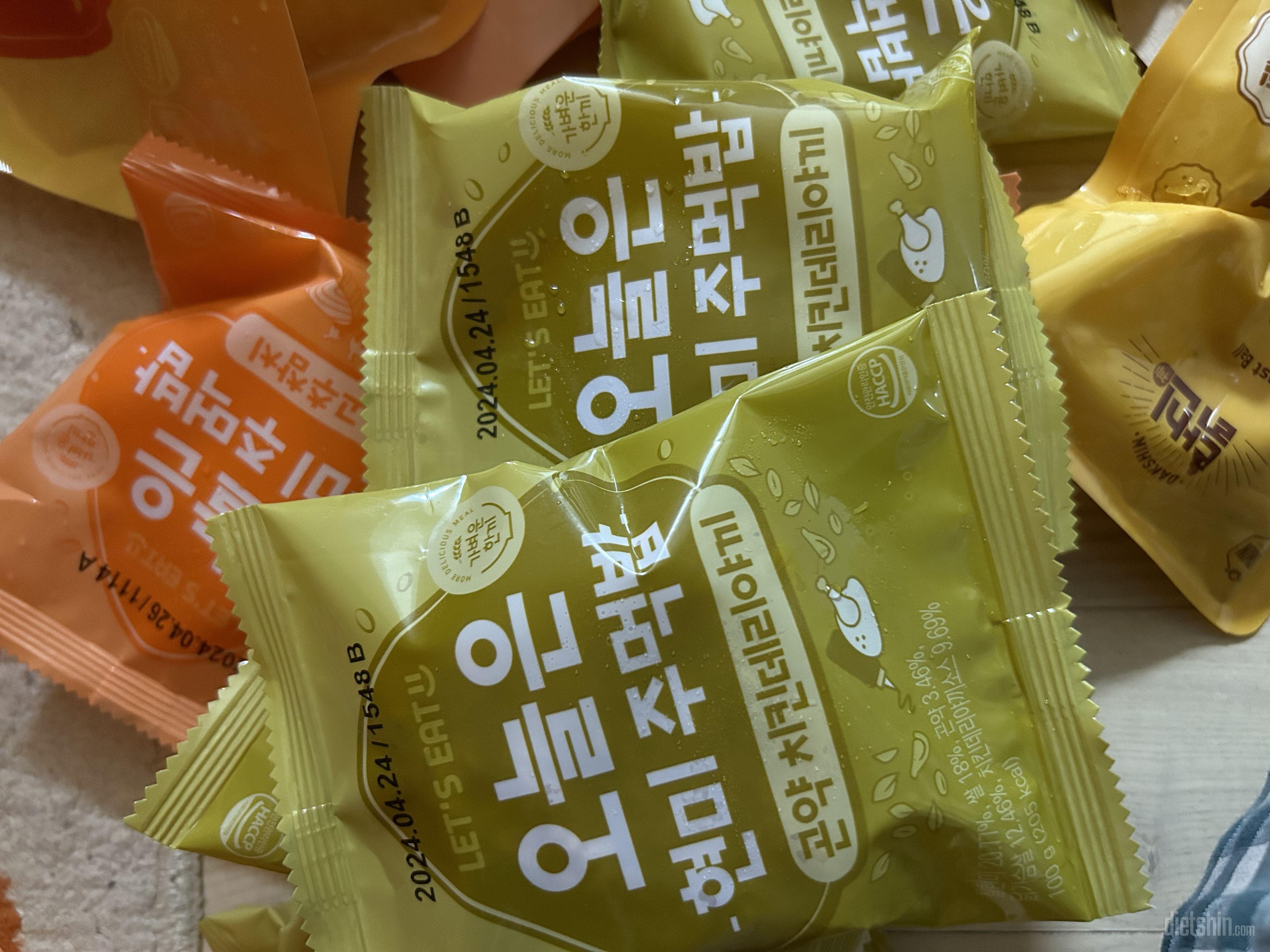 냉동실에 늘 쟁여두는 주먹밥,,
맛