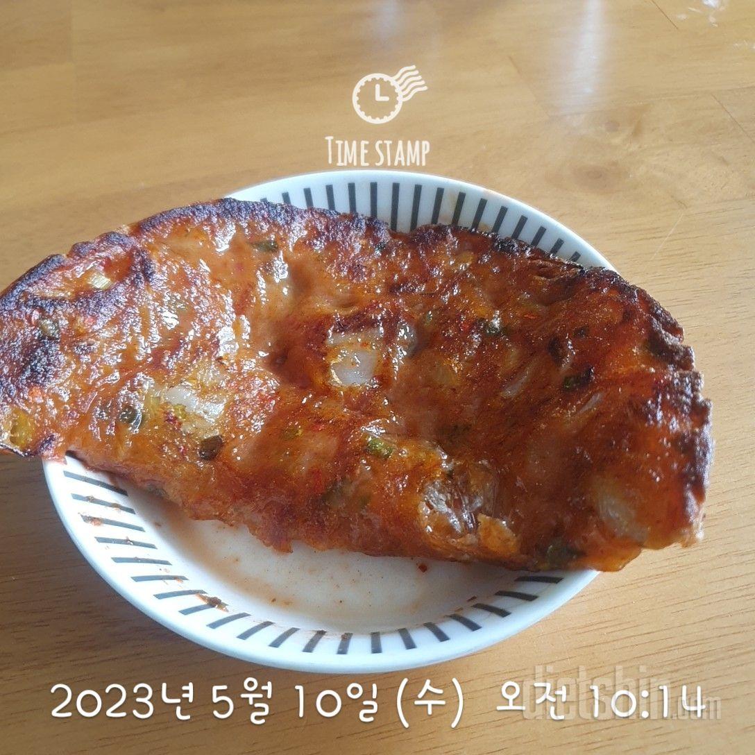 너무 맛있어요 김치전은 짭짜롬하고 부