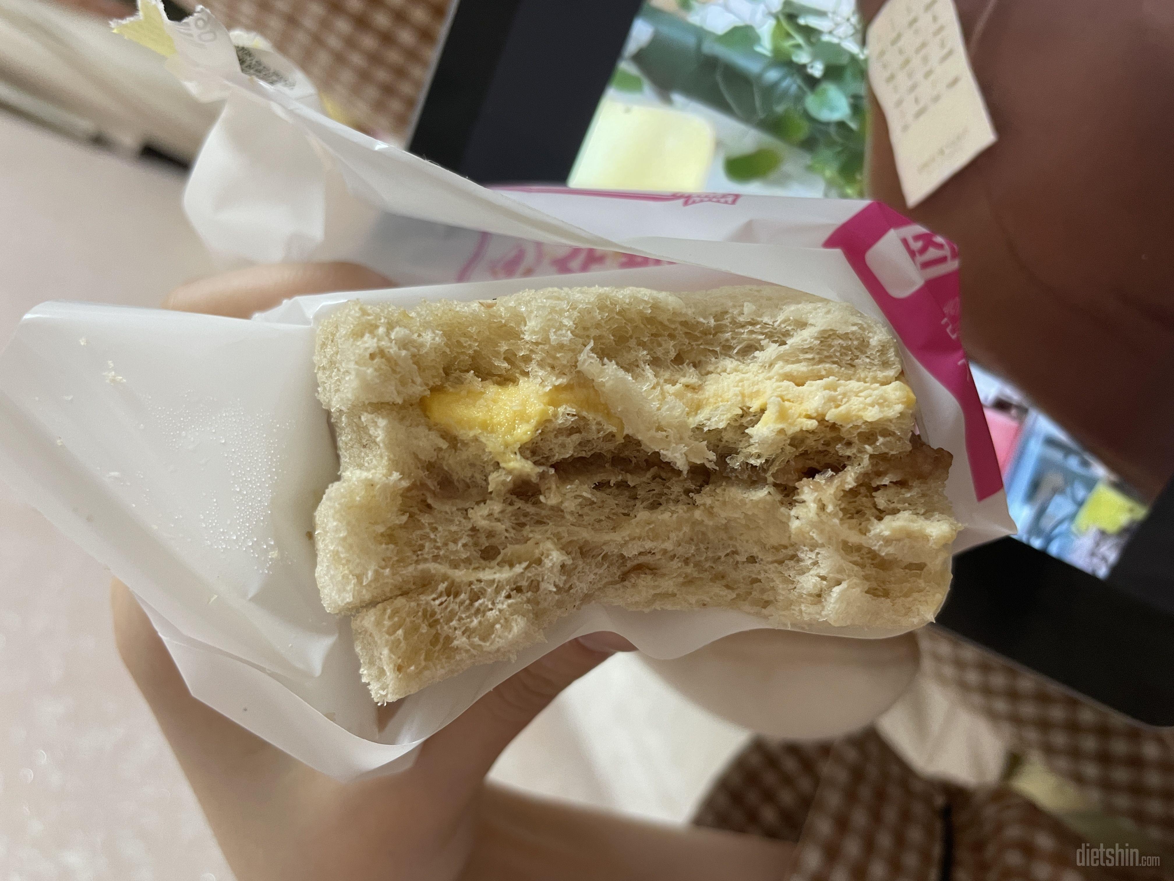 빈곳 없이 치즈,잼,크림이 골고루 있