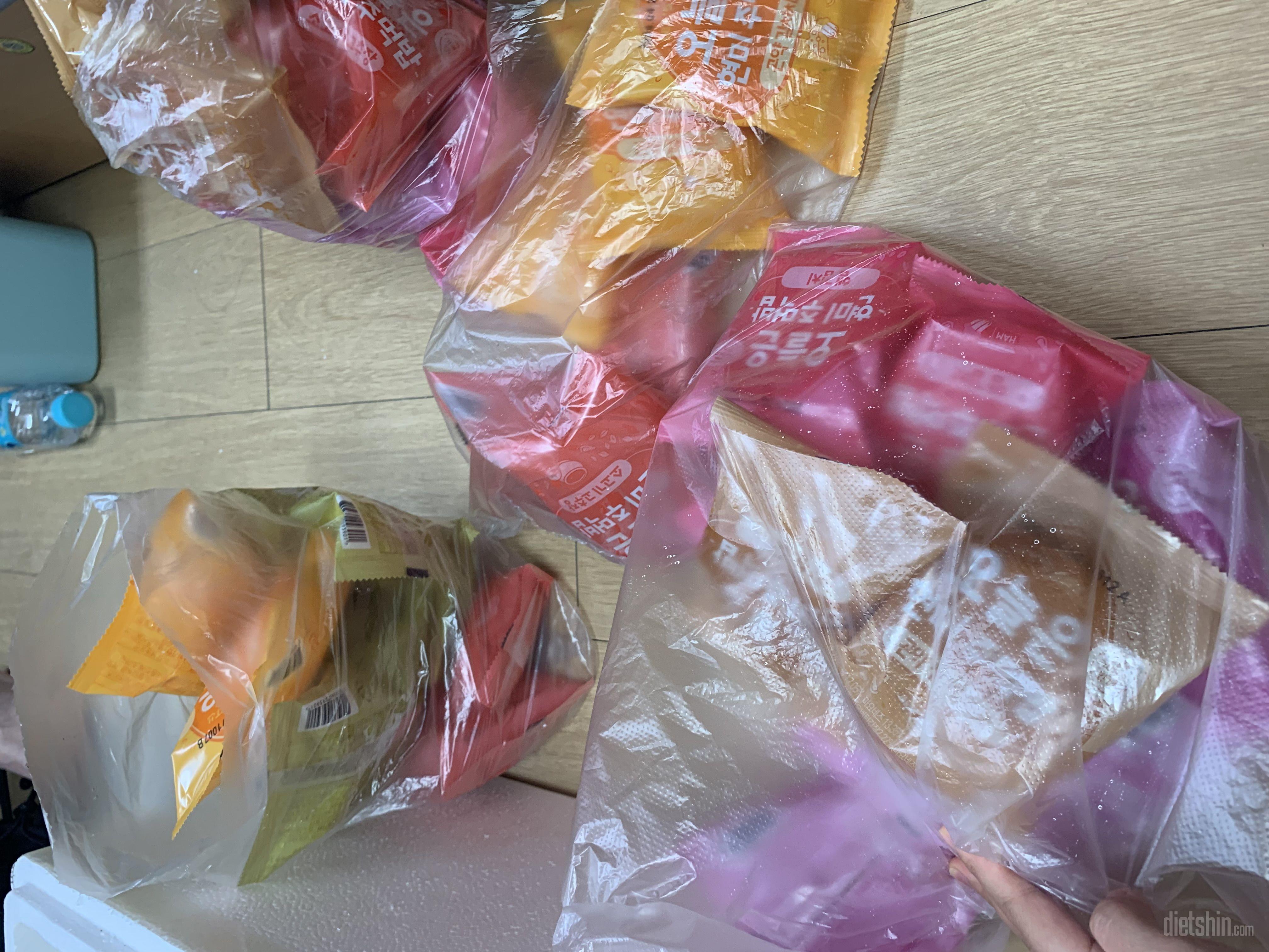주먹밥 속이 사진처럼 많지 않아요..