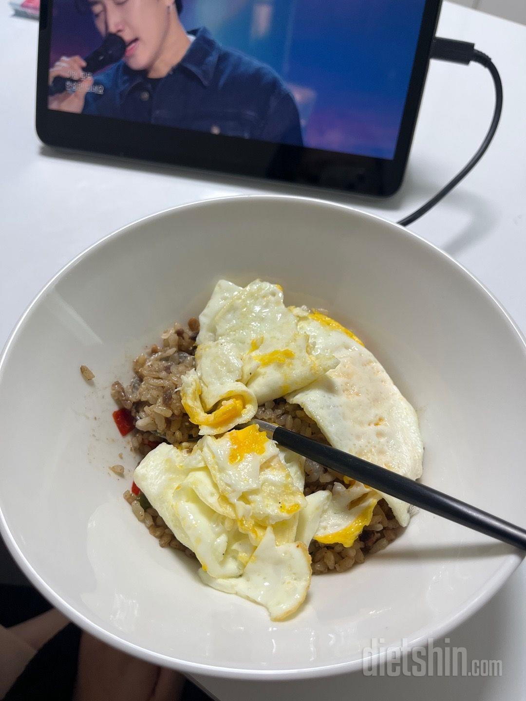 볶음밥에 계란 얹어서 먹으니까 넘 맛