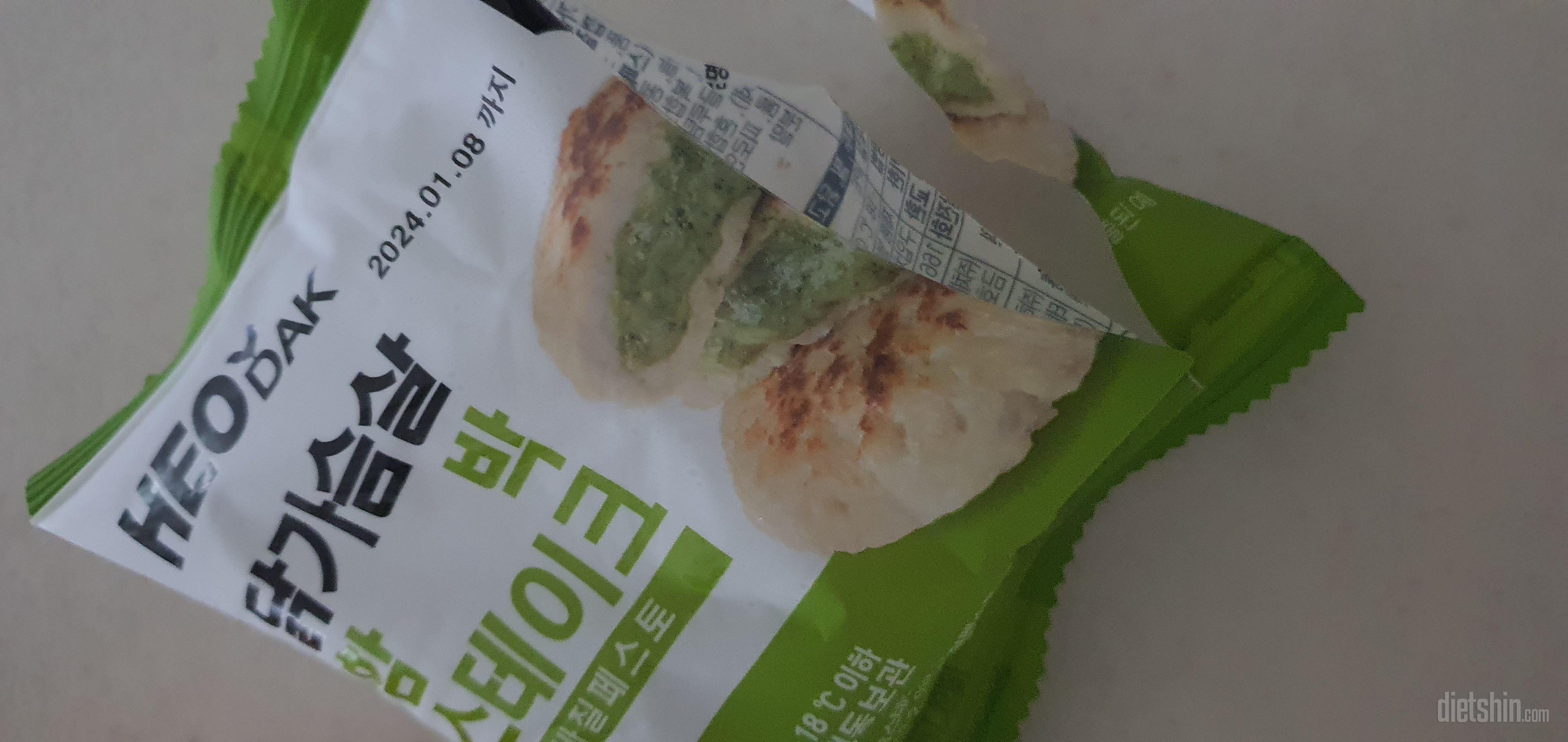 치즈도 쭉~~쭉 늘어나고  바질도