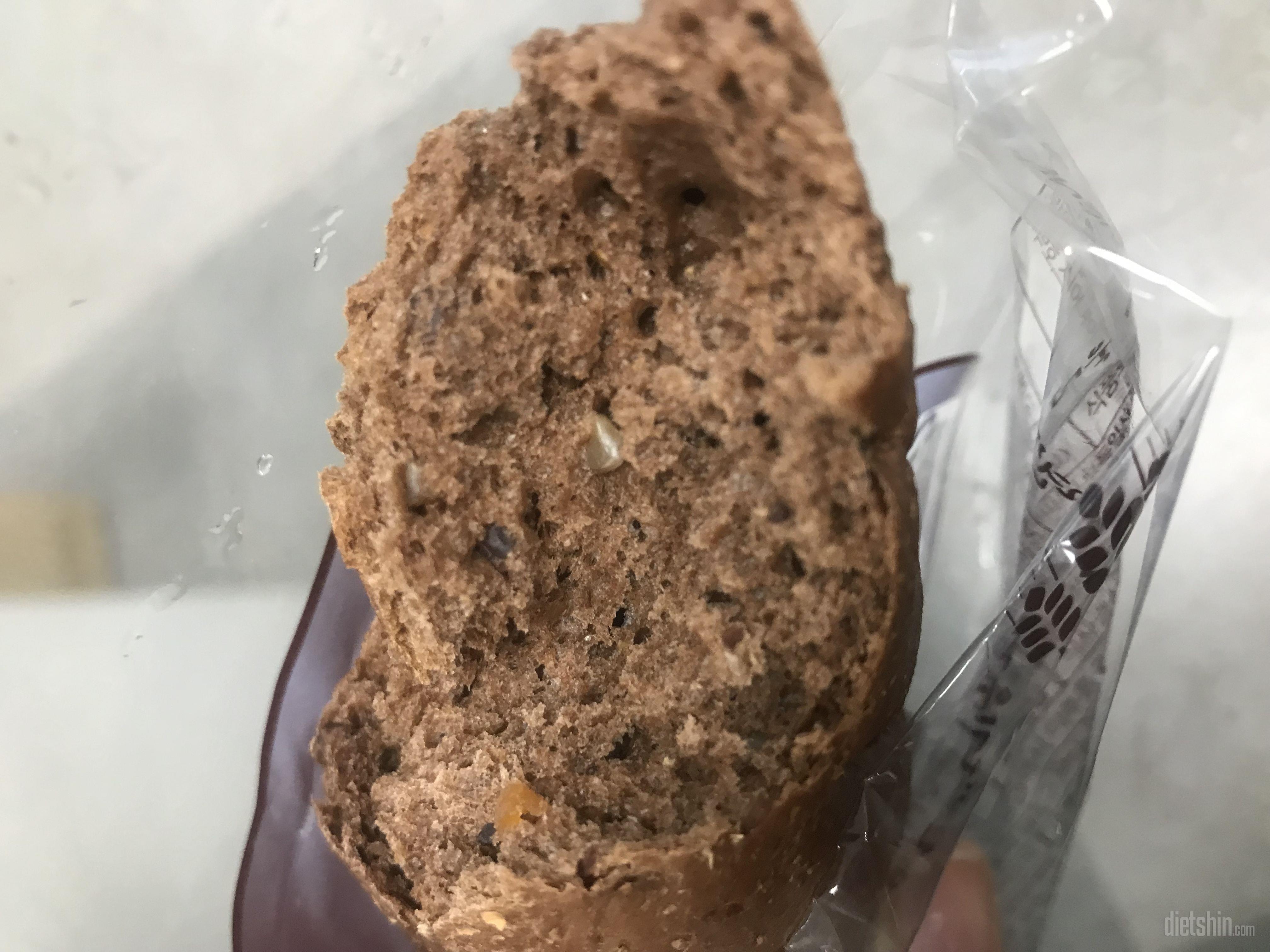 아웃백 빵이 생각나는 사이즈에 약간의