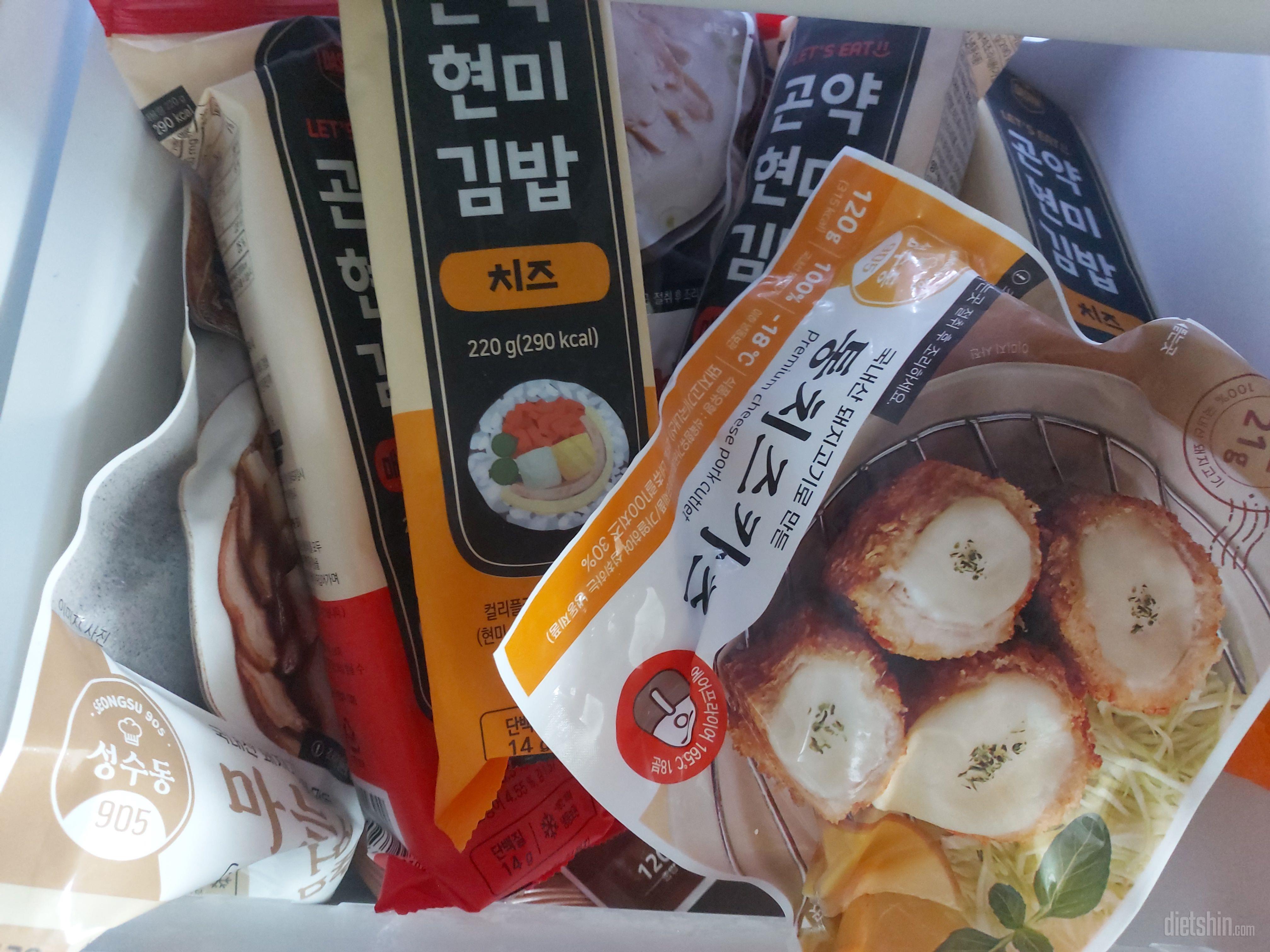 김밥 하나랑 컵누들 하나  같이 먹으