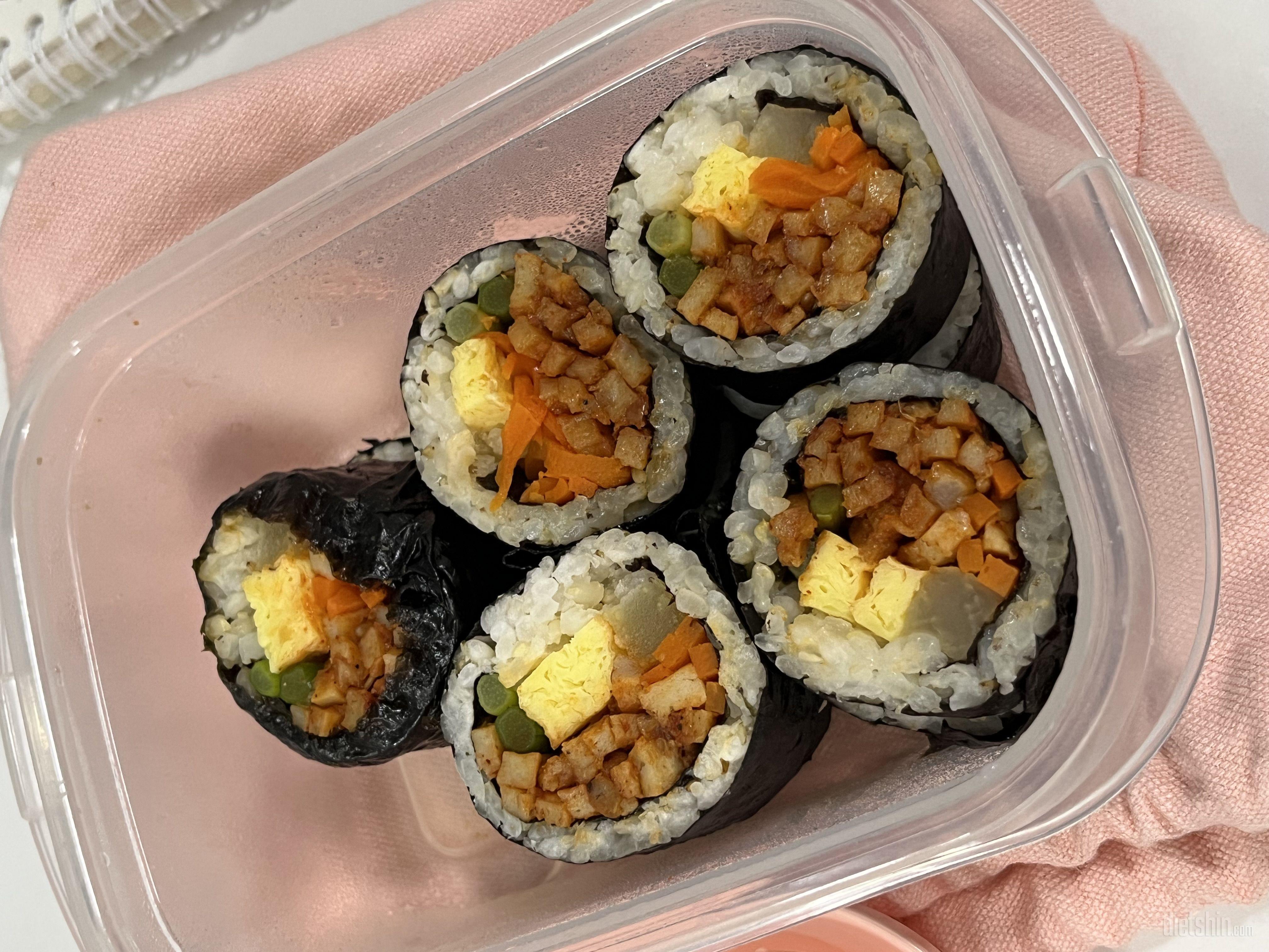 매콤오징어 김밥 맛잇는데
제가 맵찔