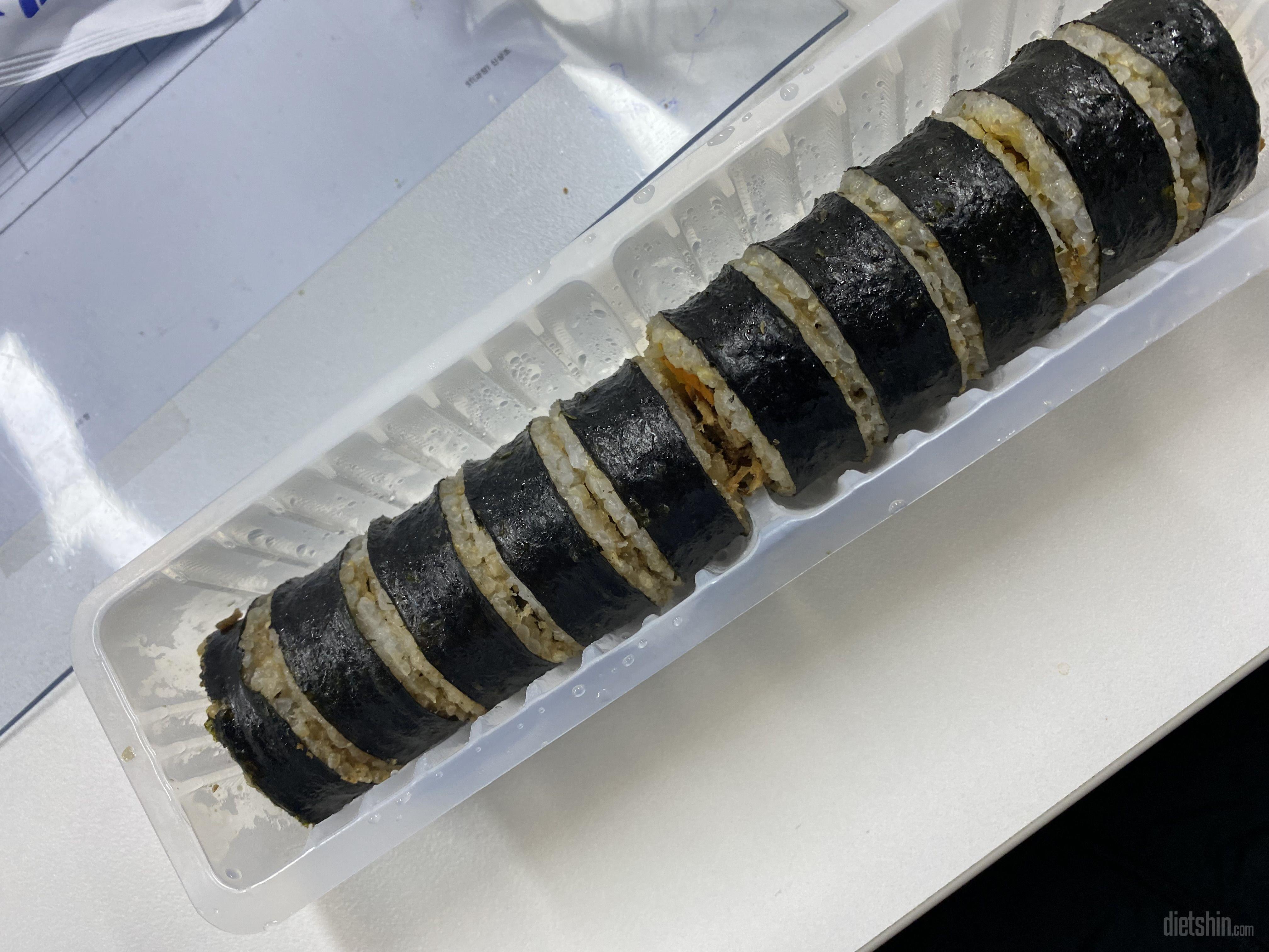 김밥 비싸긴한데 맛있네요 ㅎㅎㅎ