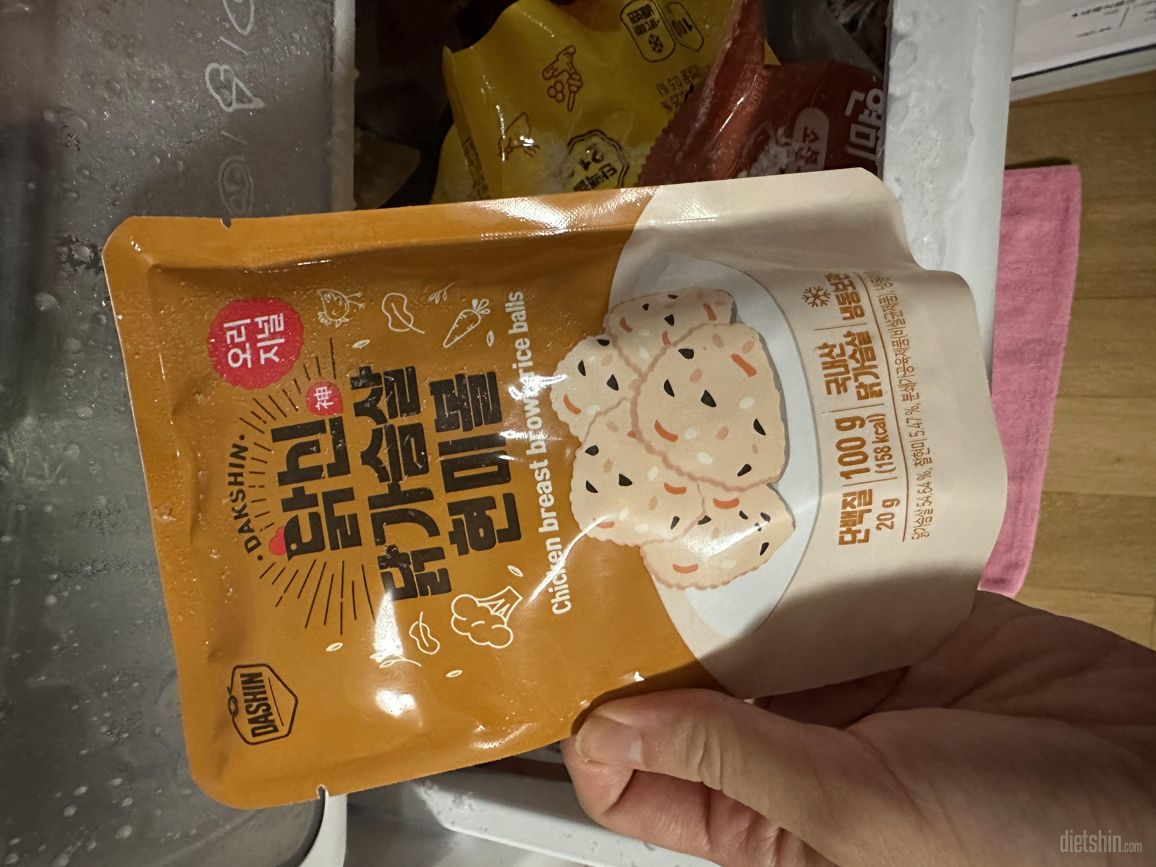 현미랑 닭가슴살로 만들어져서 그런지