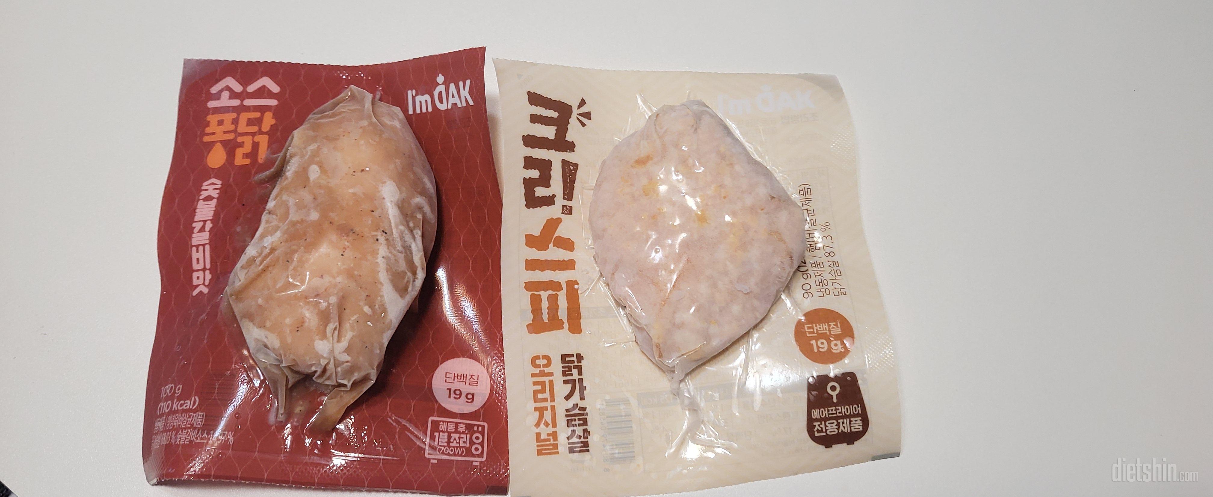 부드럽고 아무것도 곁들이지 않아도 깔