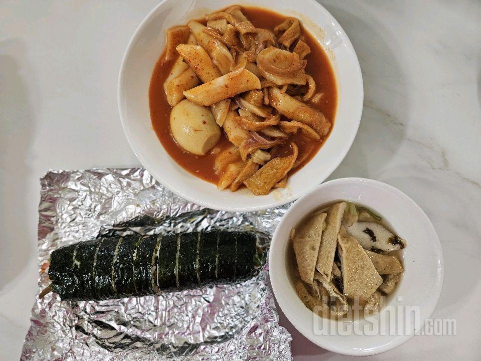 10일차 아침은 닭가슴살이랑 채소, 유산소운동 점심 스킵 저녁 김밥 떡볶이 야식까지ㅜ