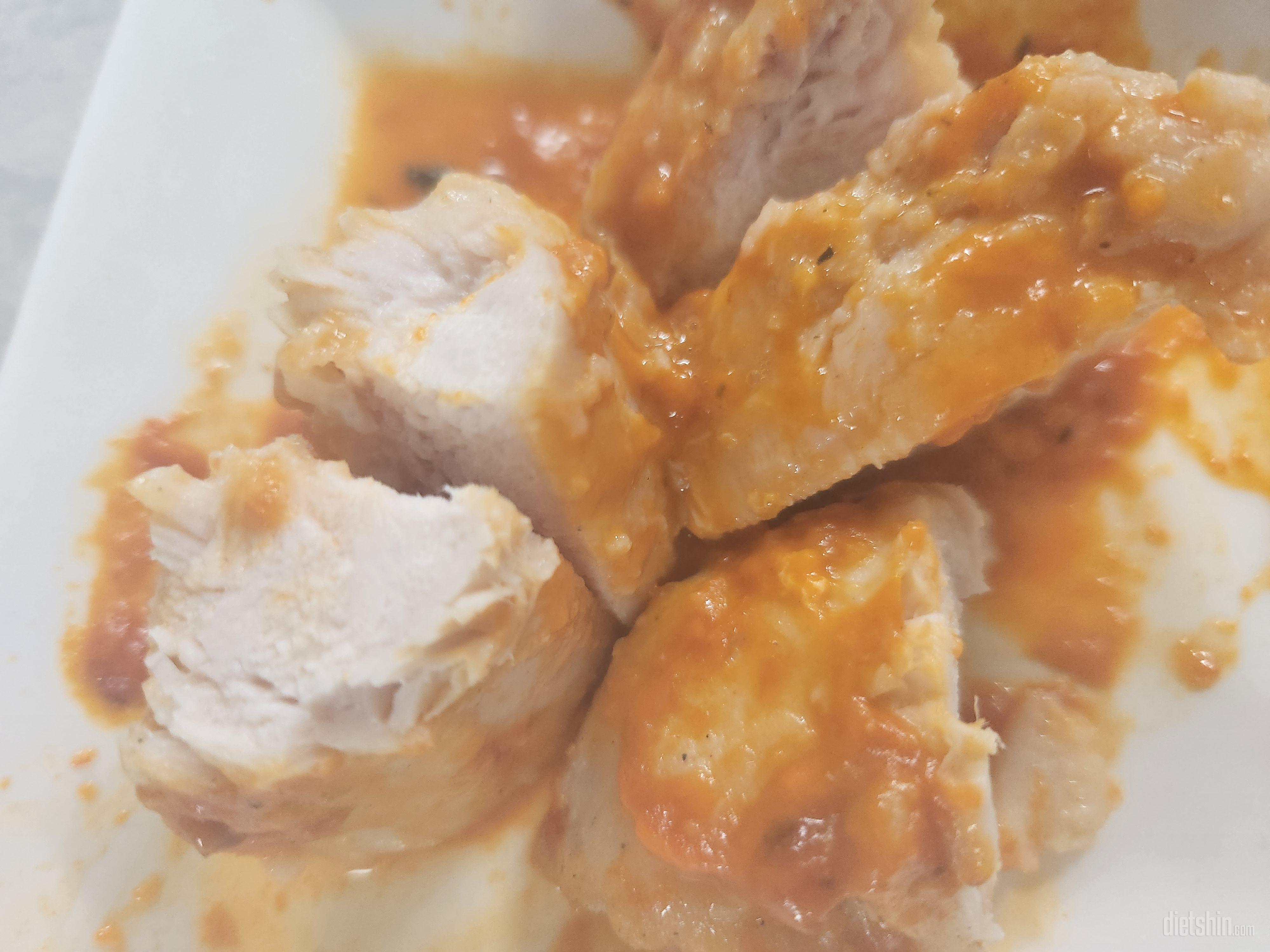 부드럽고 육즙이 촉촉해요 맛은 로제맛