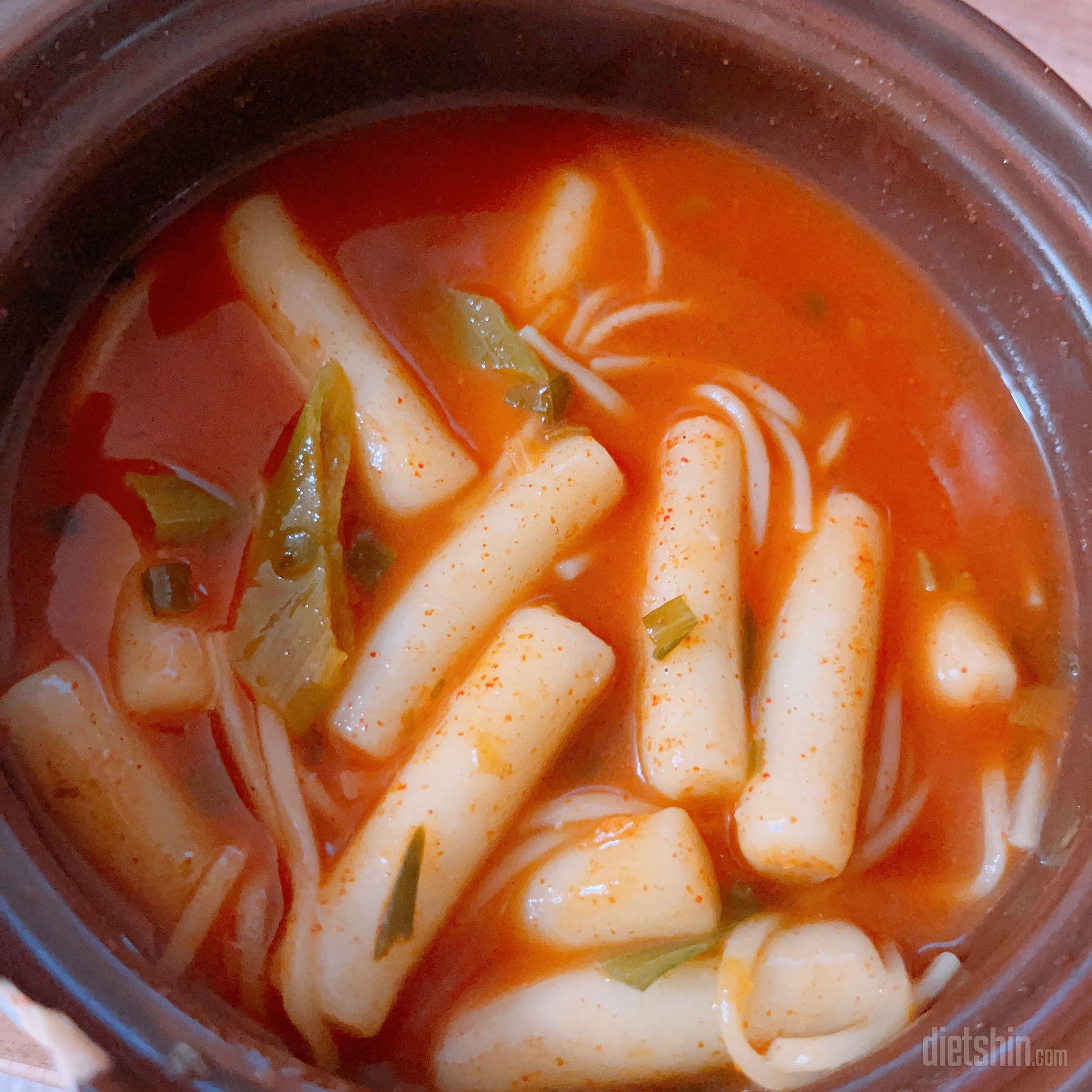 국물 떡볶이 스타일이라 쌀면 조금 넣