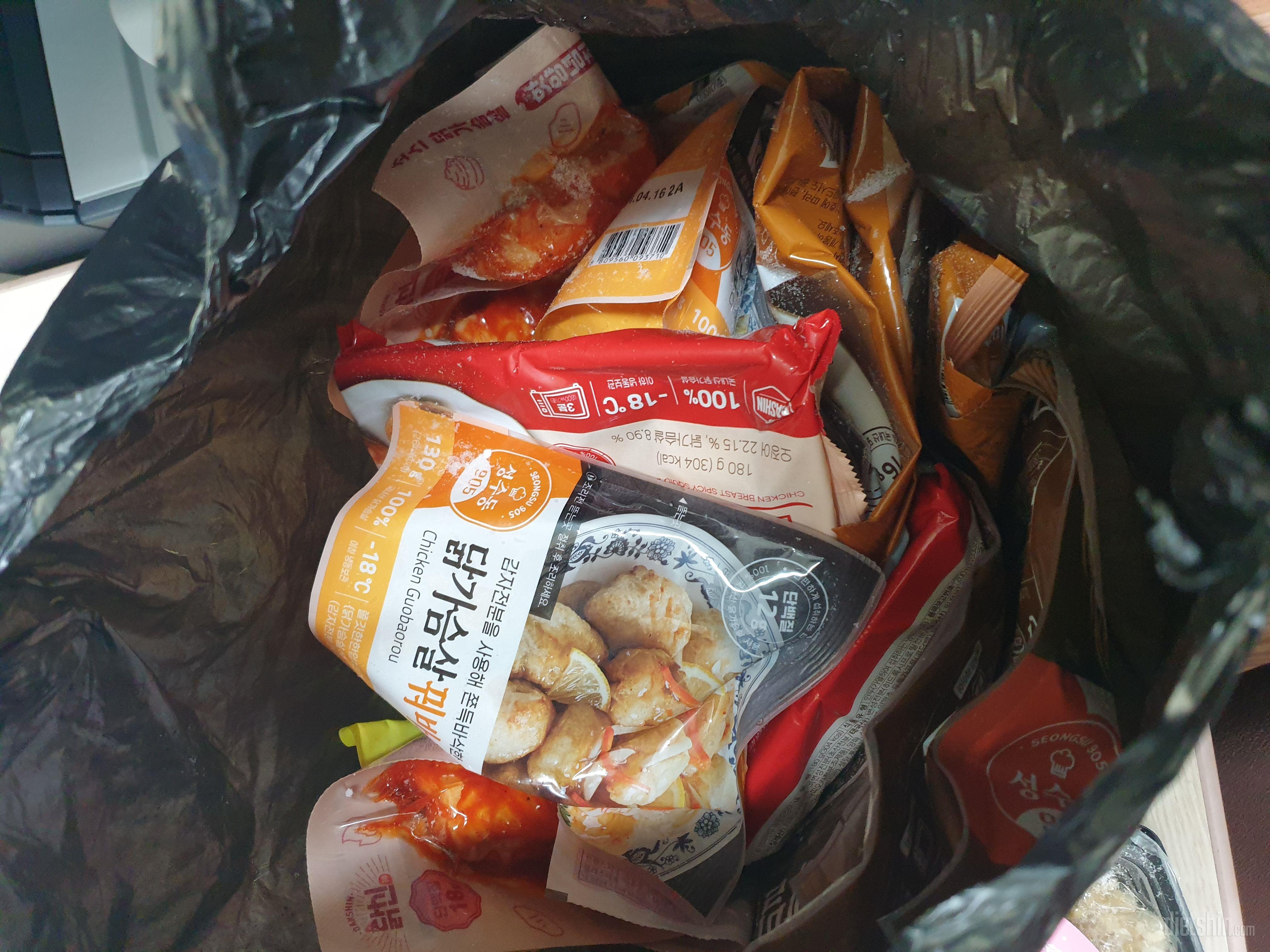 가운데 크림이 맛있어요. 빵은 그저그