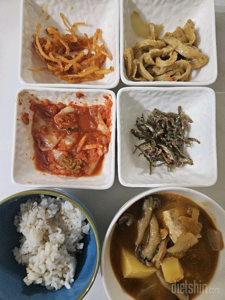 D-122 아침은 김치찌개 점심은 부대찌개 저녁은 된장찌개 야식까지! ㅜ