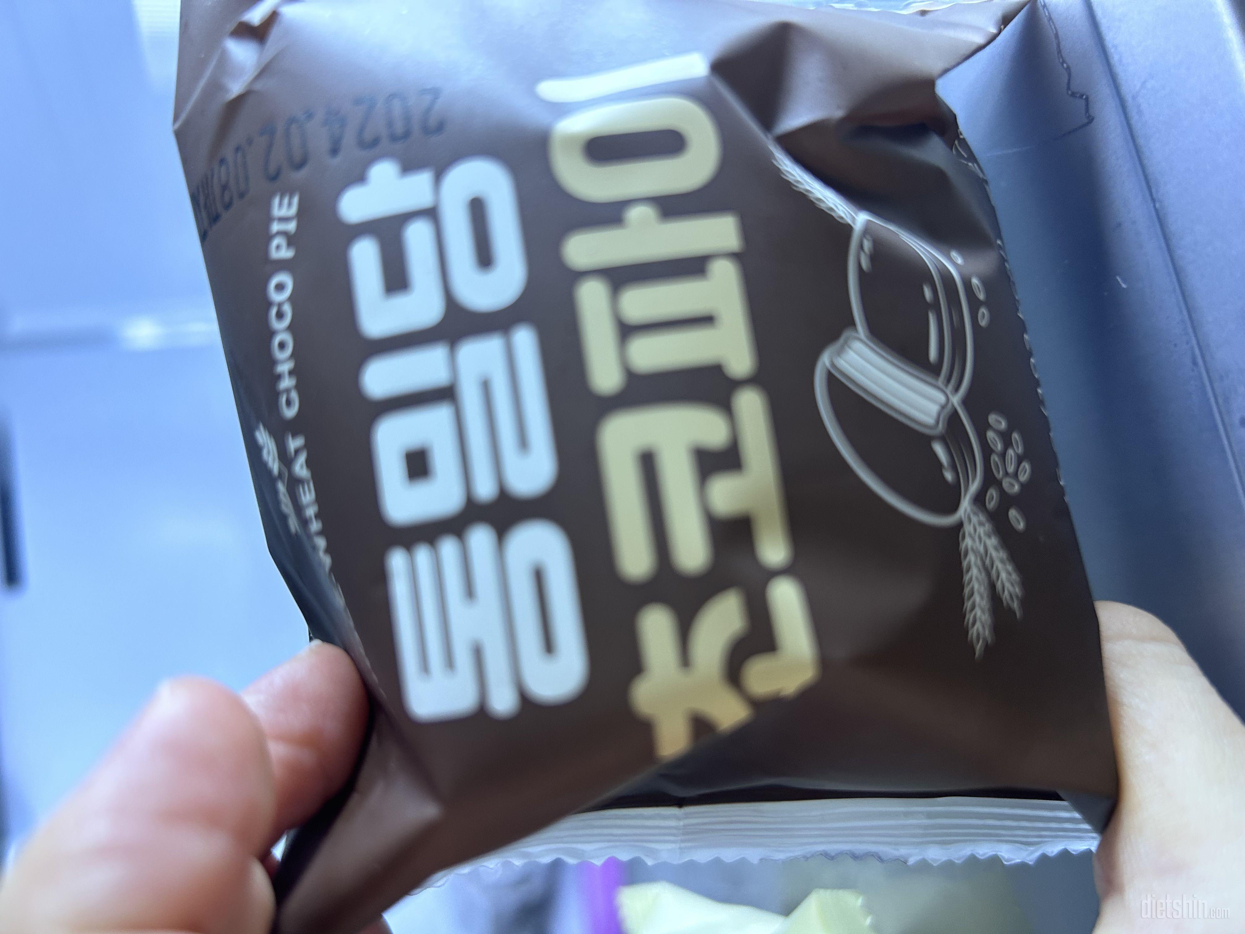 일반초코파이에 비해
흰부분이 작은데