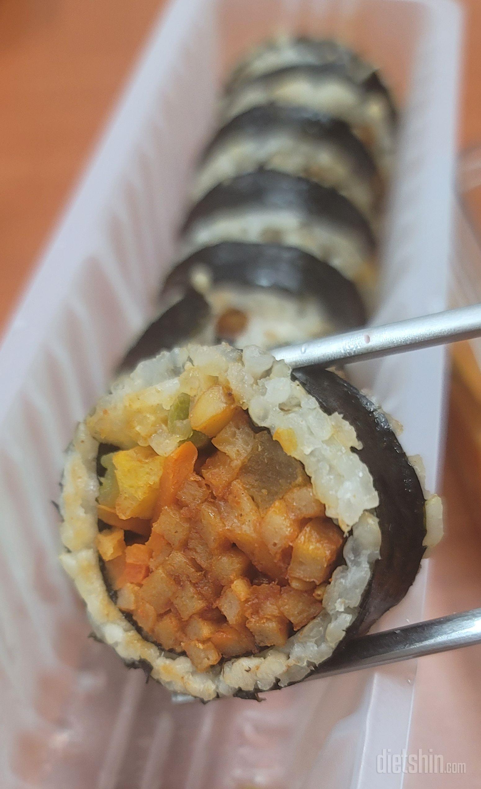 냉동김밥이라 맛은 기대 안했는데 매콤