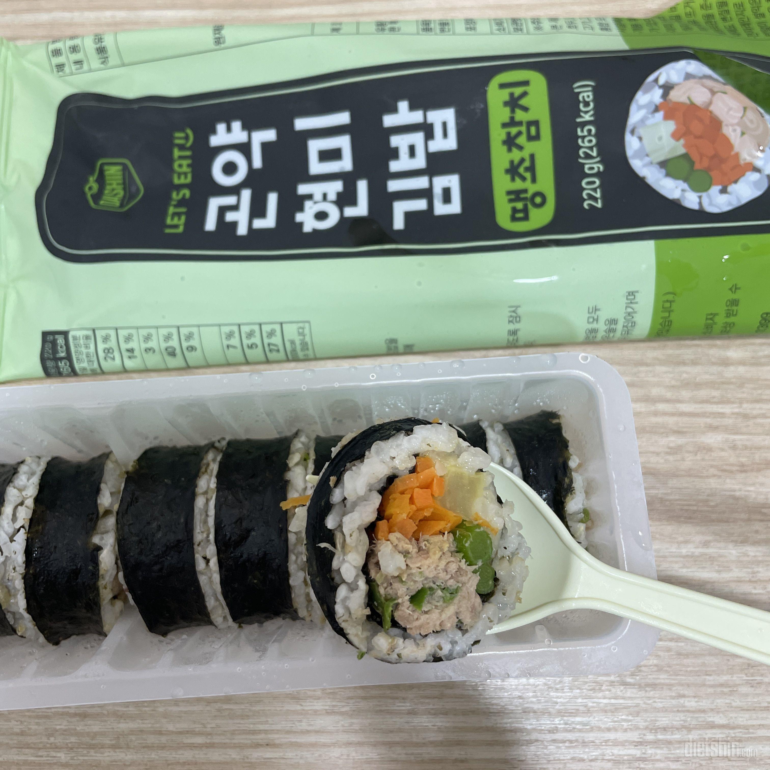 그냥 김밥집 김밥같은데요? 
삼분삼