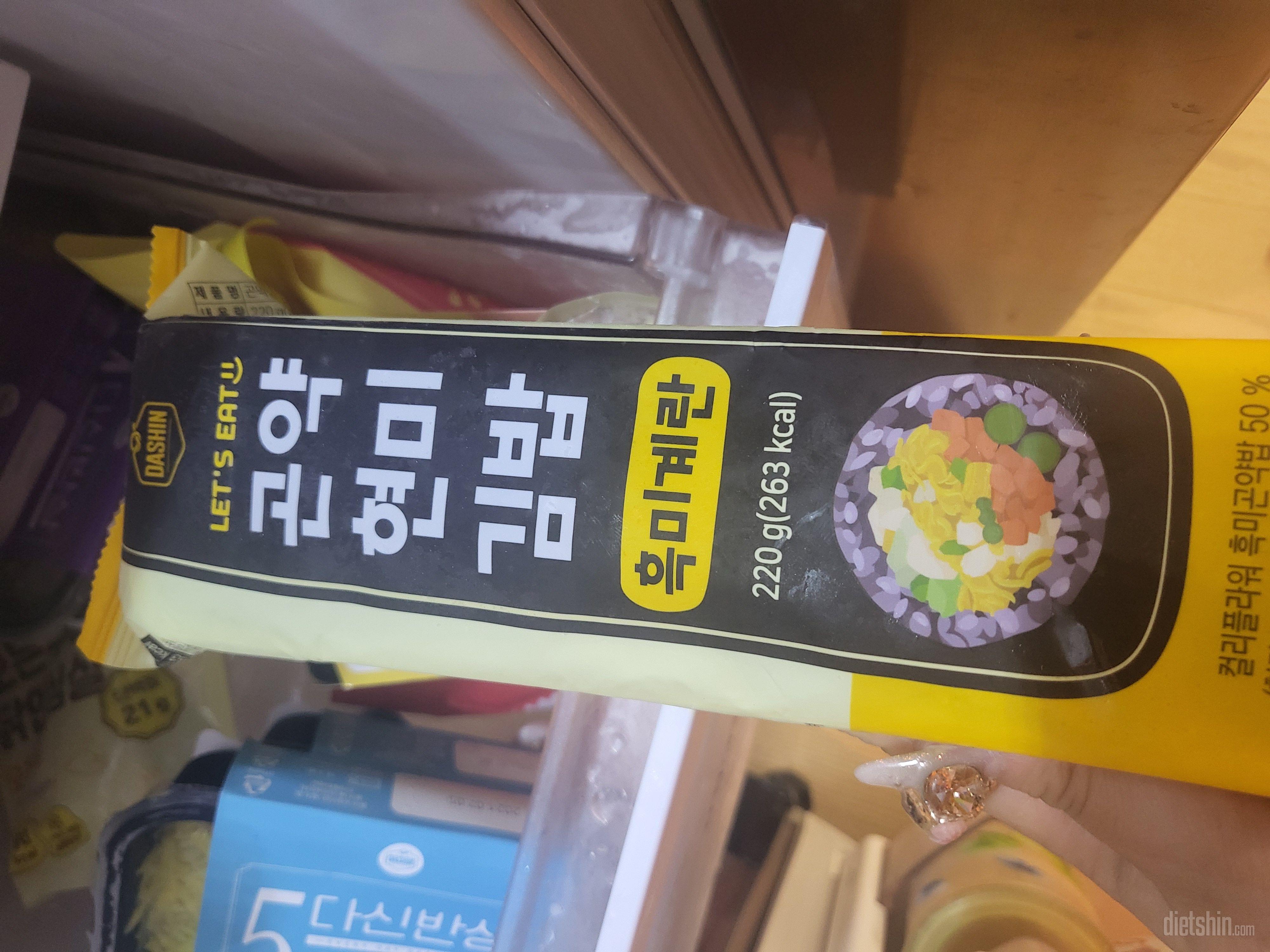 편의점에서 사먹는 김밥 맛이에요
곤