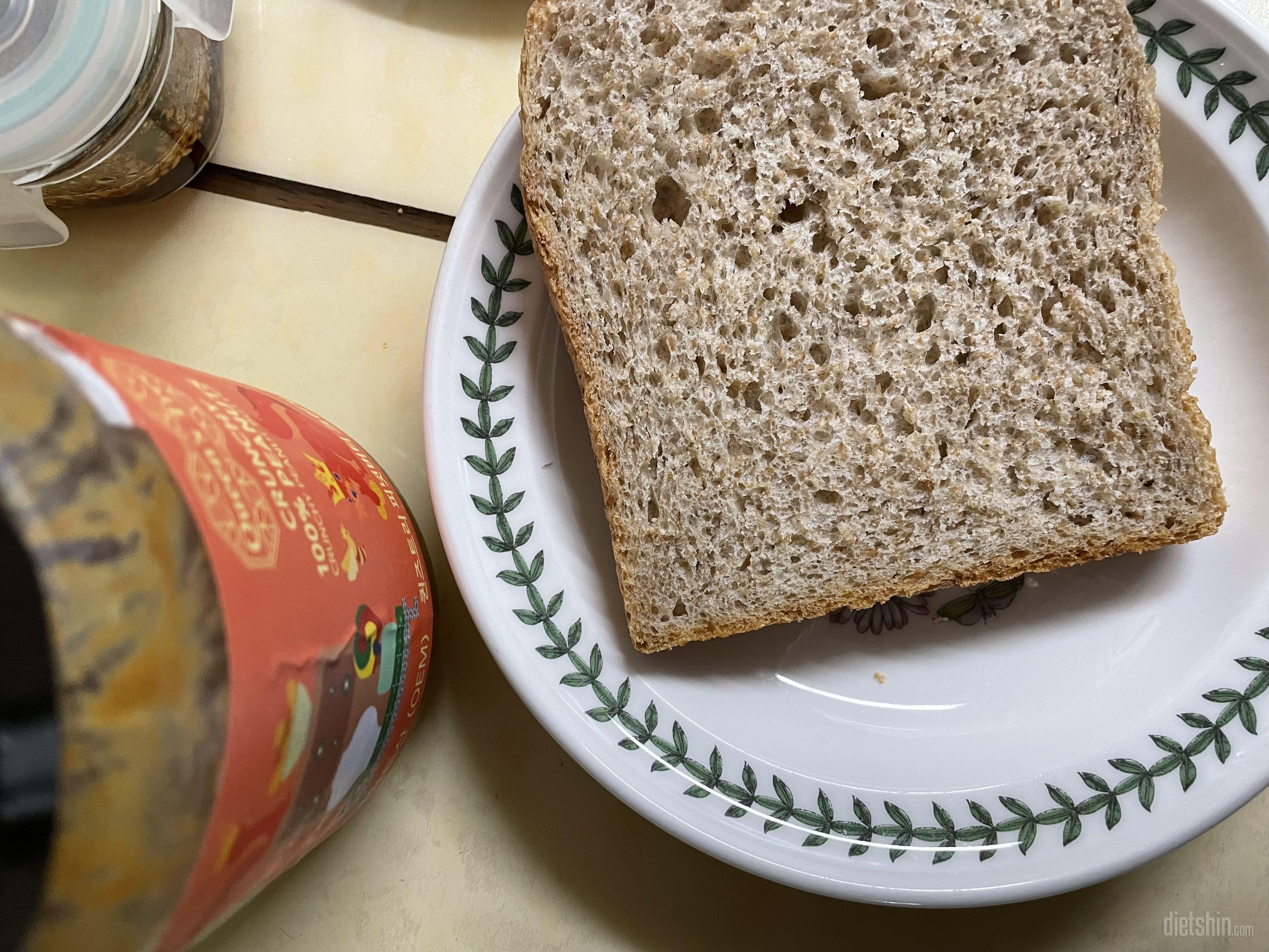 가끔 빵땡길때 먹으려구요 통밀 맛는지