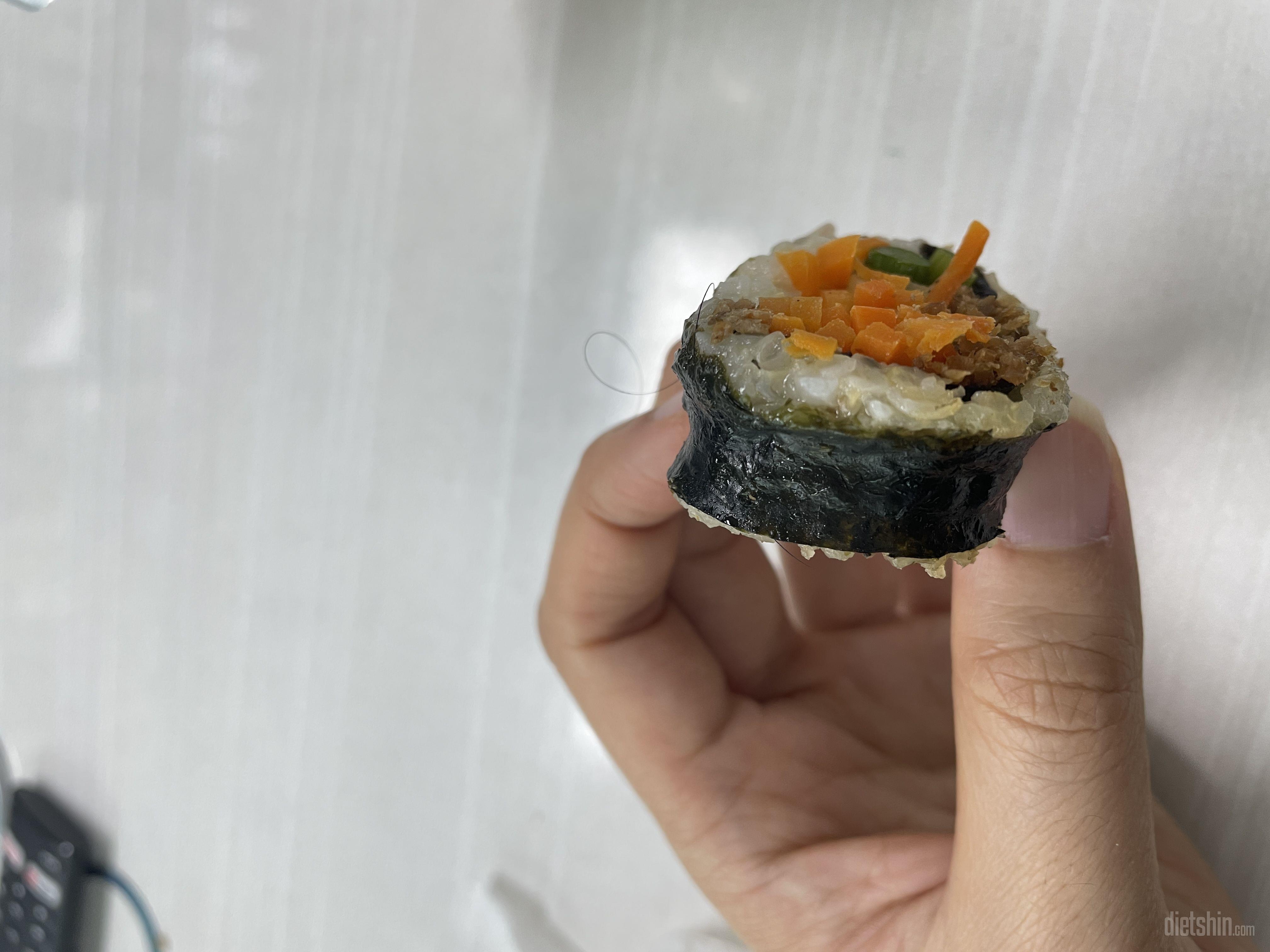 김밥안에서 머리카락 나옴
아니 밖에