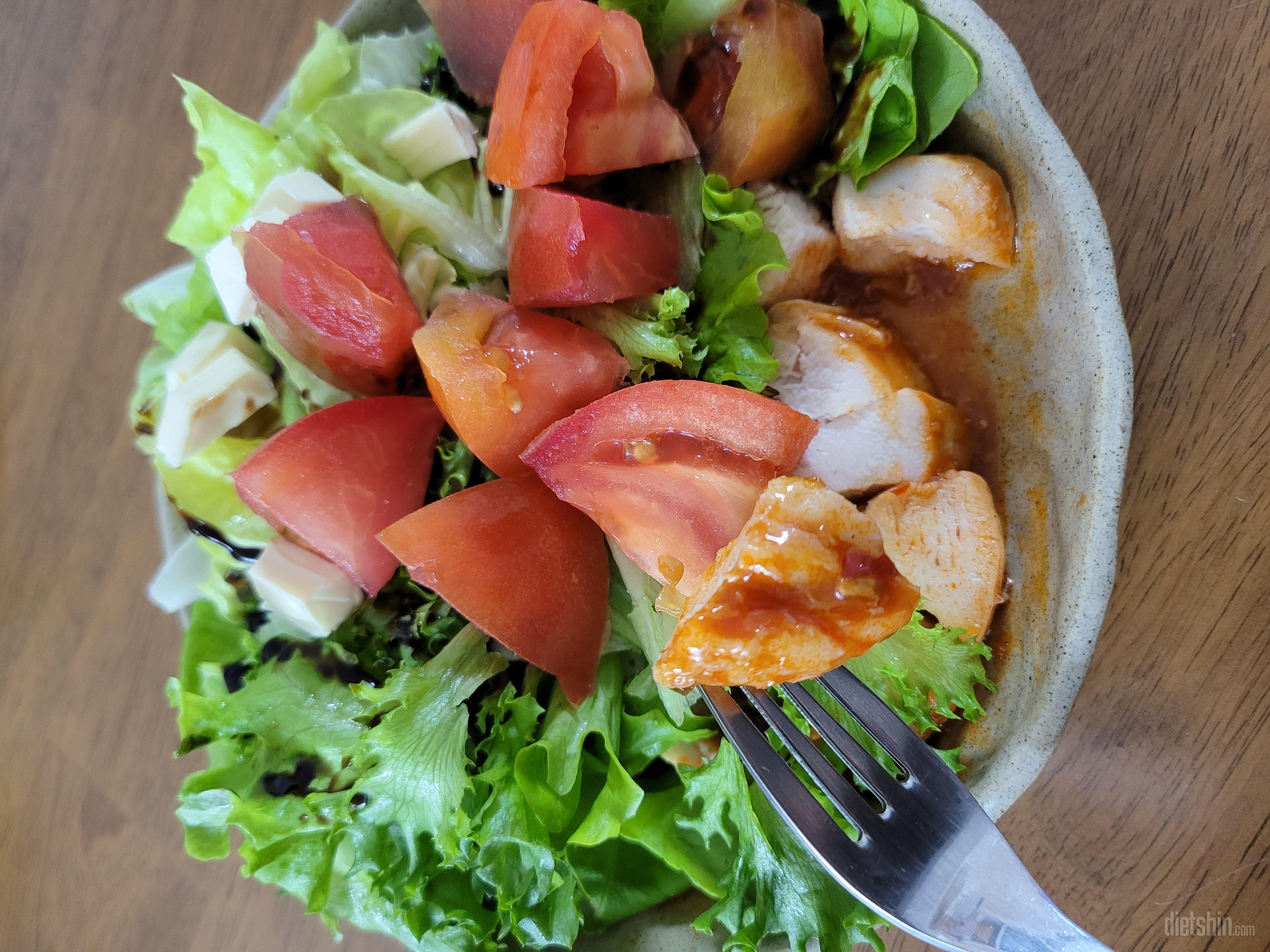 퍽퍽하지 않고 부드럽고 맛있어요 샐러